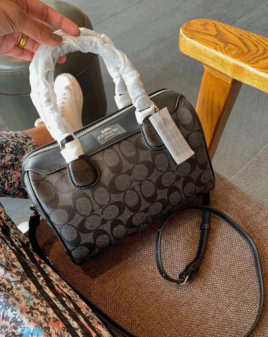 COACH NENNETT SATCHEL BAG((32203)) พร้อมส่งอีกครั้ง ห้ามพลาด! กระเป๋าทรงหมอน ทรงที่สาวๆต้องมีติดตัวไว้สักใบ! หนังแท้นิ่มสวยงาม เปิดปิดกระเป๋าแบบซิป ภายในกว้างสามารถใส่กระเป๋าเงินใบยาวได้ หรือของจำเป็นในชีวิตประจำวันของสาวๆได้หลากหลายเลยค่ะ มีช่องซิปและช่อ