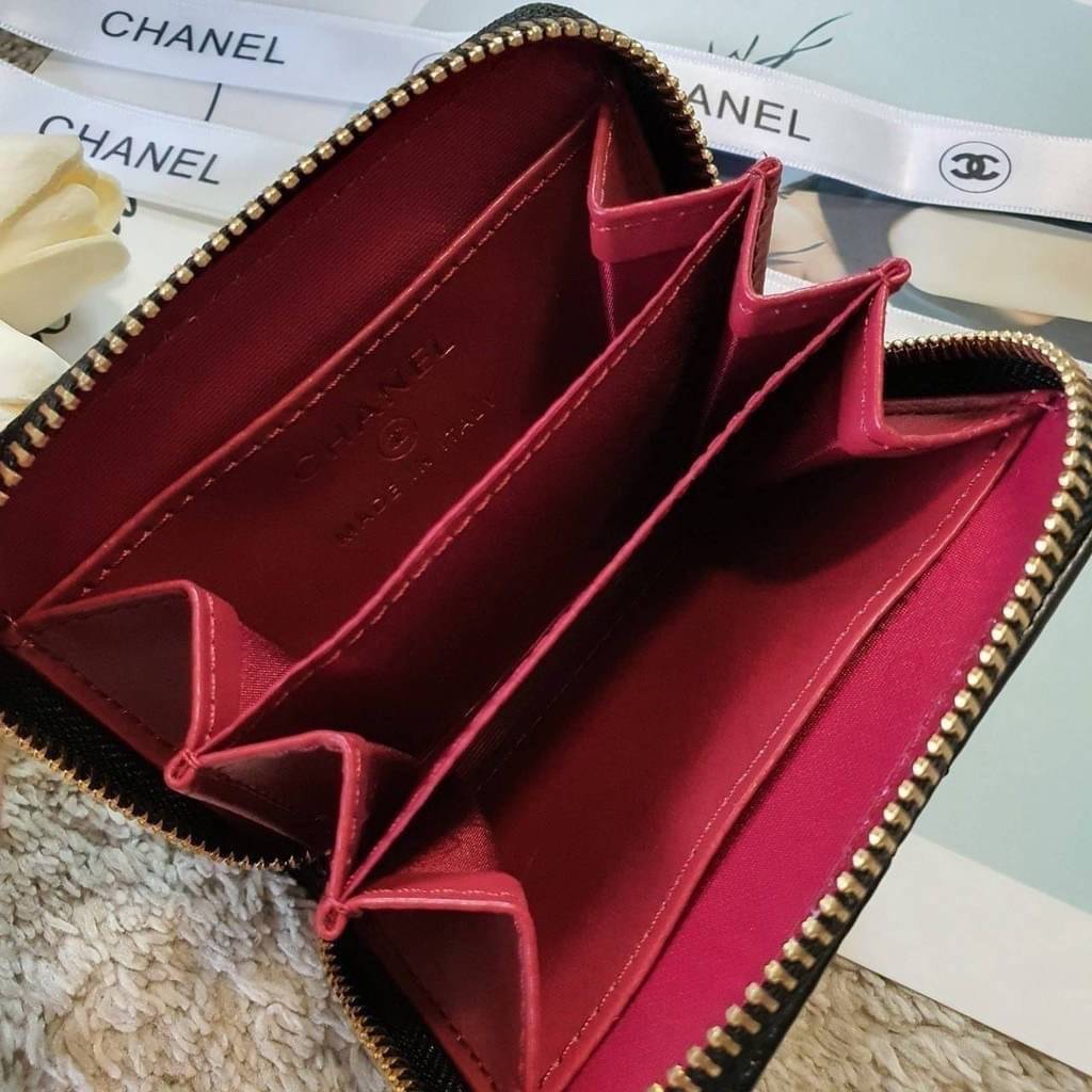 CHANEL zip short wallet มาพร้อม GIFT BOX สุดหรู! ครบชุดเซ็ตของขวัญ♡♡ กับ กระเป๋าสตางค์ใบสั้น แนะนำรุ่นนี้คะ งานพรีเมี่ยมกิ้ฟท์จากเค้าเตอร์ต่างประเทศ **ทรงน่ารักกก หนังเรียบ จากแบรนด์ CHANEL (GWP) ด้านหน้ามีโลโก้แบรนด์ CC สีทองหรู **อะไหล่สีท