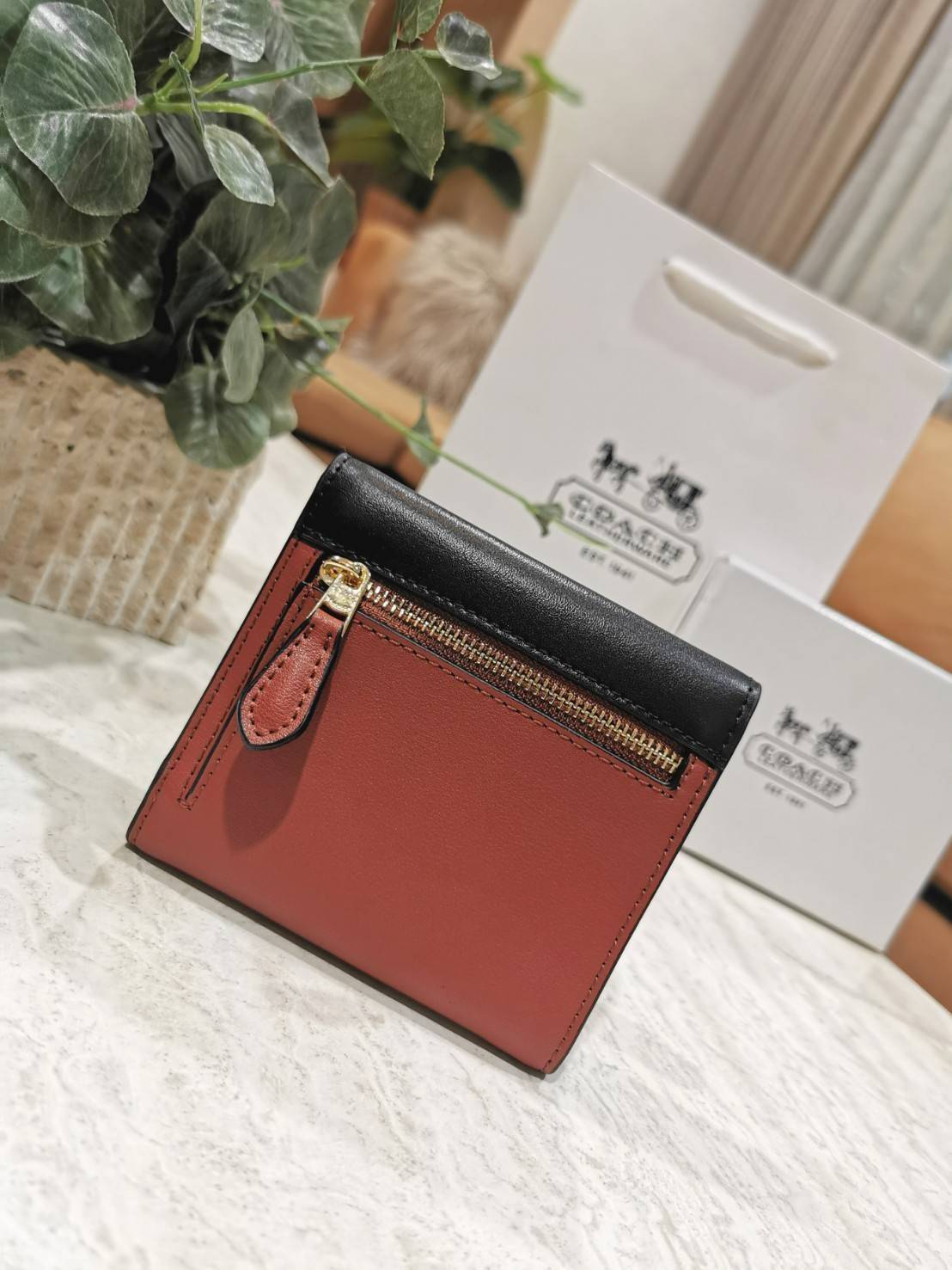 COACH FACTORY SHORT WALLET กระเป๋าสตางค์รุ่นใหม่ล่าสุดจาก Coach Factory Outlet ขนาดกำลังดี พกพาสะดวก ดีไซน์สวยน่าใช้ วัสดุหนังแท้เปิดปิดด้วยฝาปิด Envelop กระดุมด้านหน้ามีโลโก้แบรนด์ด้านหลังมีช่องซิปใส่เหรียญ หัวซิปแบรนด์ ภายในมีช่องใส่ธนบัตรใส่แบงก์พันได้