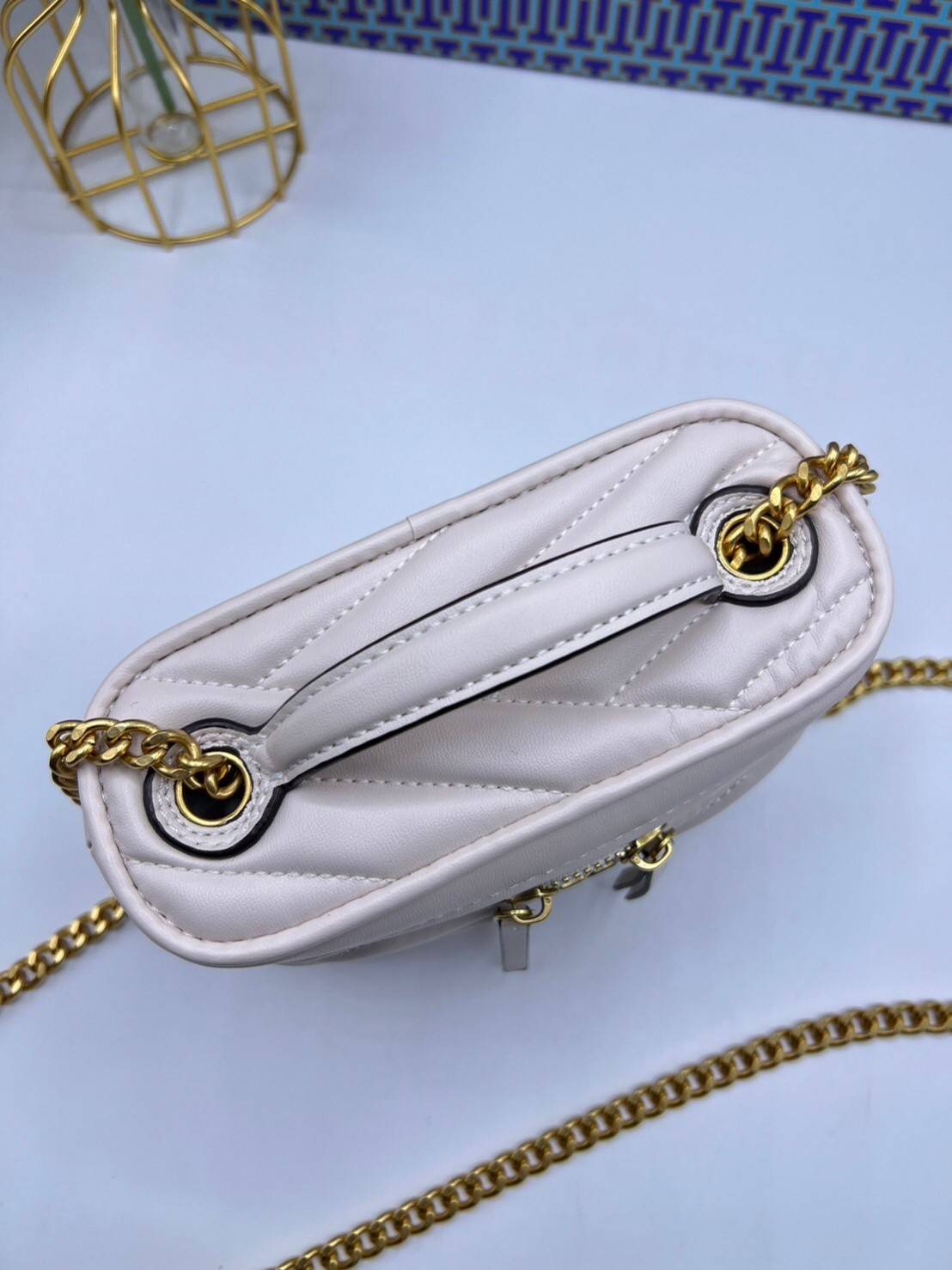 TORY BURCH Kira Chevron Mini Vanity Case Bag กระเป๋าถือ/สะพาย ใส่เครื่องสำอางค์ ใส่ของใช้จำเป็นได้ ทรงกล่องสวย ที่สามารถใช้เป็น everyday bag สะพายได้ทุกวัน