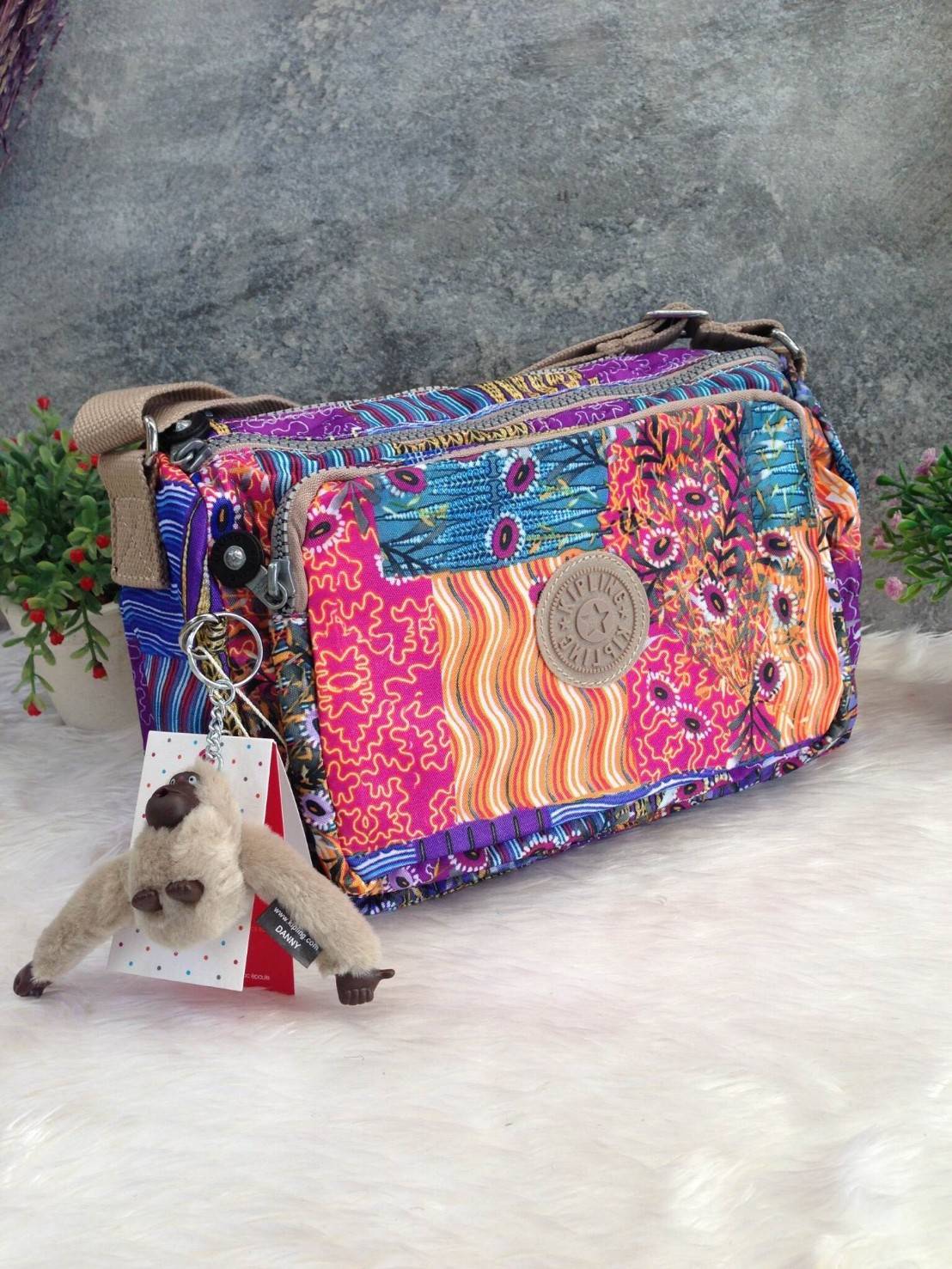 🎄กระเป๋าสะพาย KIPLING รุ่น Reth วัสดุไนล่อนคุณภาพดี มาพร้อมดีไซน์ทันสมัย และสามารถใช้งานได้อย่างดี เข้ากับทุกการแต่งตัว โดดเด่นด้วยพื้นที่ภายในและช่องต่างๆ ที่ให้คุณจัดเก็บของสำคัญได้ครบถ้วน ไม่ว่าจะเป็นมือถือ ปากกา หรือไอเท็มจำเป็นของคุณ สายสามาร