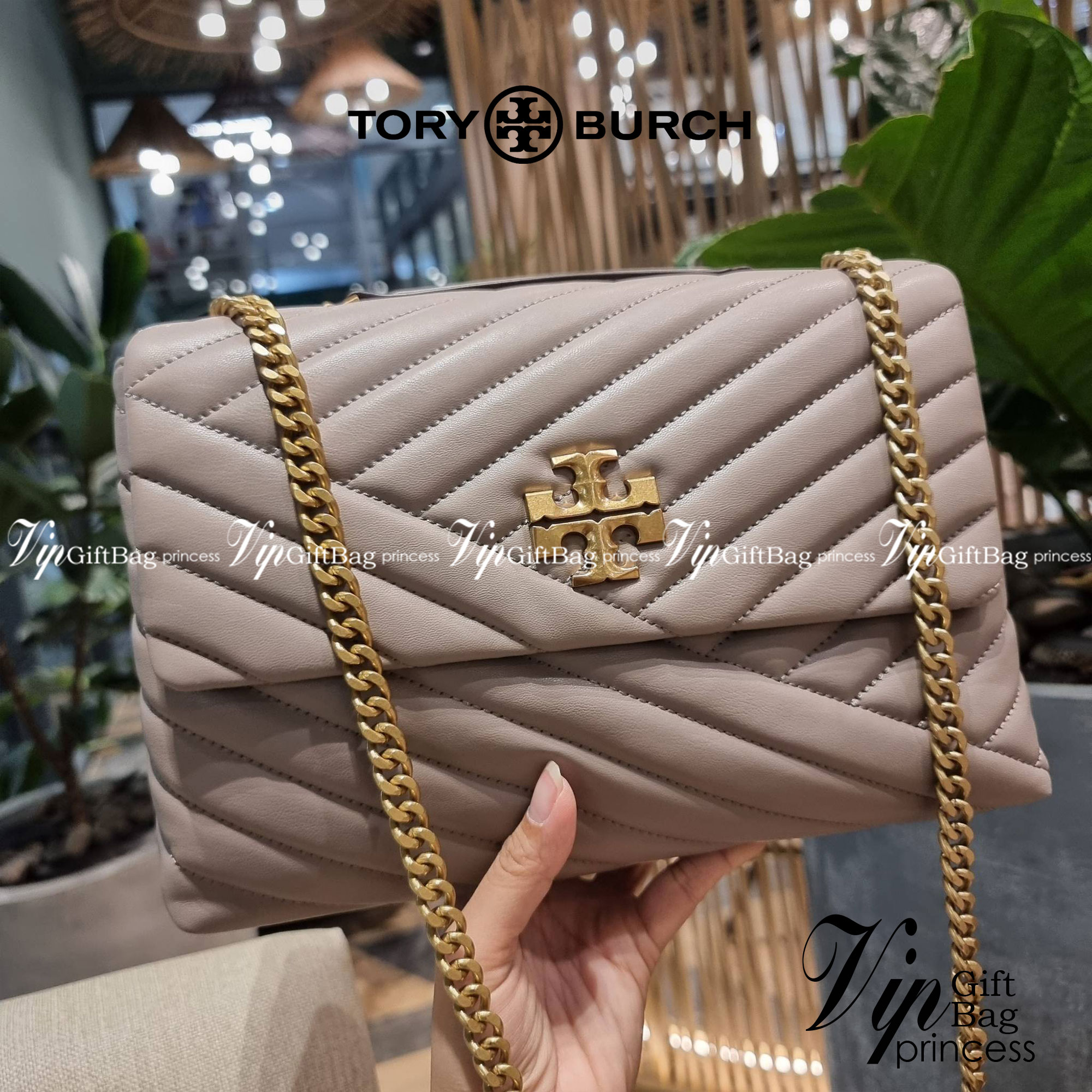 TORY BURCH KIRA CHEVRON CONVERTIBLE SHOULDER BAG กระเป๋าสะพายรุ่นยอดฮิต ไซส์ใหญ่จัดเต็มให้เน้นๆ ใช้ยังไงก็ดูหรู ดีไซน์เฉพาะตัว วัสดุหนังแกะ สัมผัสนิ่ม เปิด-ปิดด้วยกระดุมแม่เหล็ก ภายในเป็นช่องโล่ง แบ่งสัดส่วนไว้ดีมากๆ ใส่กระเป๋าสตางค์ มือถือ เครื่องสำอางค์