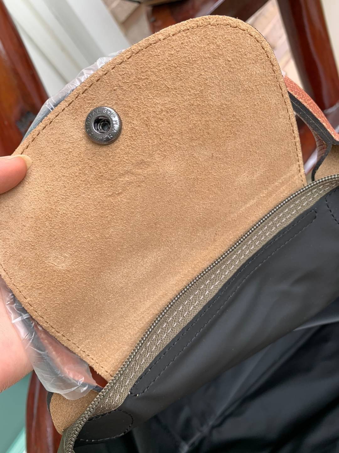 LONGCHAMP LE PLIAGE CLUB TRAVEL BAG กระเป๋าขนาดใหญ่สำหรับการเดินทาง เราเรียกที่นี้ว่า travelling bag รุ่นคลาสสิค มาพร้อมสายสะพายยาวที่ปรับและถอดออกได้ ความพิเศษของรุ่นนี้ที่ครองใจนักเดินทางทั่วโลก คือซิปรอบตรงกลางตัวกระเป๋า สามารถเปิดซิปเพื่อขยายขนาดและพั