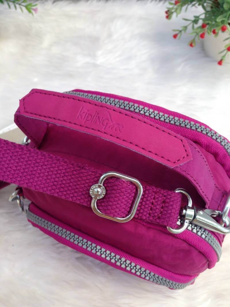 Kipling Mini Shoulder Bag K13869 Outlet Hongkong กระเป๋าสะพายไหล่ใบเล็กน่ารัก วัสดุผ้าไนล่อนกันน้ำอย่างดีตามแบบฉบับแบรนด์ แบ่งเป็นช่องซิป 3 ช่อง มีหูจับ ด้านในบุผ้าแบรนด์ มาพร้อมพวงกุญแจน้องลิง ใบนี้จุของได้เยอะน้ำหนักเบาค่ะ เหมาะมากกับการสะพายไปเที่ยวชิว