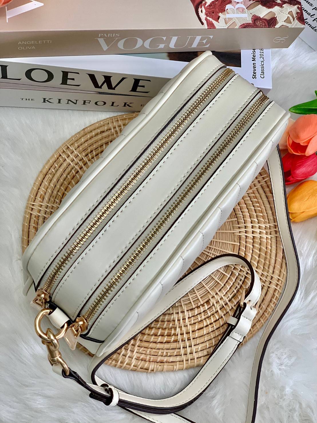 COACH C1569 JES CROSSBODY WITH LINEAR QUILTING ใหม่ล่าสุด!! กระเป๋าสะพายข้าง รุ่น 2 ซิป ใบใหญ่จุใจ ดีไซน์ใหม่ เพิ่มลูกเล่นให้ดูหรูหรายิ่งขึ้น วัสดุหนังสังเคราะห์บุเป็นลายเส้นสวยงาม เปิด-ปิดด้วยซิป 2 ช่องหลัก ใช้งานง่าย ทรงสวยมากๆรุ่นนี้ มาพร้อมสายสะพาย cr