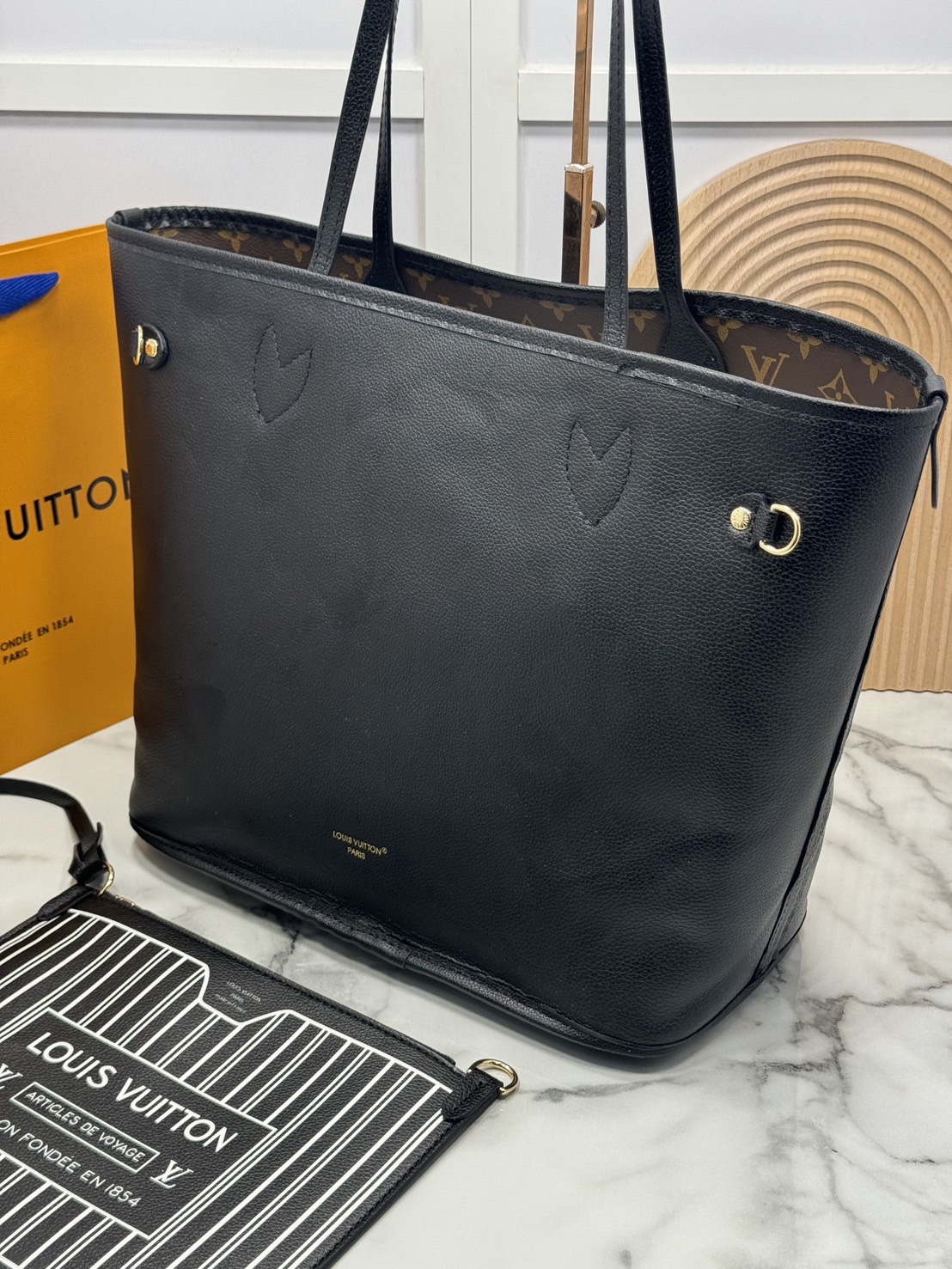 LV Neverfull Inside Out MM / LV Tote Bag กระเป๋าทรงโท้ทใบใหญ่ กลับด้านใช้ได้ 2 ฝั่ง ดีไซน์ใหม่ที่ฮอตที่สุดในตอนนี้ มาพร้อมใบลูกพิมพ์ลายเส้นตรงสวยเด่น เป็นอีกรุ่นที่นิยมใช้เยอะมากๆ ภายในโล่งกว้าง สะพายไปเที่ยวต่างจังหวัดคือดีงามมากจ้า หรือจะสะพายไปทำงาน ไป