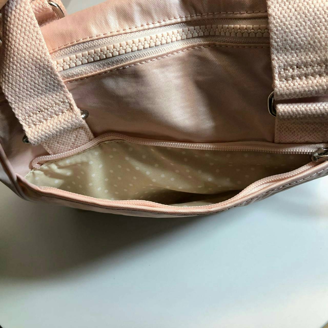 KIPLING AMIEL K15371 กระเป๋า KIPLING มาพร้อมพวงกุญเเจที่เป็นเอกลักษณ์ของเเบรนด์ เปิดปิดด้วยซิป มีสายยาว ถอดสายและปรับความยาวได้ น้ำหนักเบา ทำความสะอาดง่าย ช่องด้านในมีสายเกี่ยวกุญแจ ช่องซิปเล็กด้านใน แนะนำควรมีเลยค่า