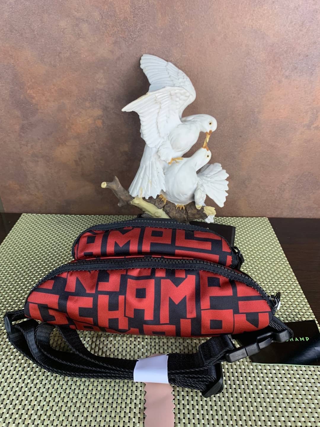 LONGCHAMP LE PLIAGE LGP BELT BAG M เท่ห์อย่างมีสไตล์กระเป๋าทรงคาดอกและคาดเอวดีไซน์แนวสปอร์ต เพิ่มความโดดเด่นทันสมัยด้วยลายซิกเนเจอร์ มีช่องซิปที่ใช้งานง่ายช่วยให้คุณหยิบใช้สิ่งของจำเป็นได้อย่างสะดวกและง่ายดาย และผสานสายรัดแบบปรับได้เข้ากับหัวเข็มขัดตัวล็อ