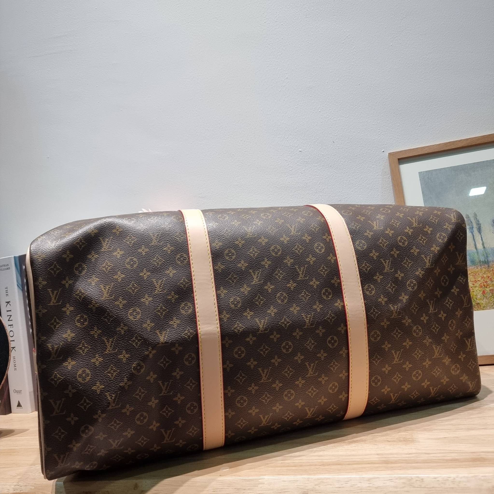 LV KEEPALL BANDOULIERE กระเป๋าเดินทางสุดคลาสสิค ทึ่ใครๆก็เฝ้ารอ ไอเท็มที่จะทำให้การเดินทางไม่ธรรมดาอีกต่อไป ด้วยดีเทลความเป็นเอกลักษณ์ เรียบแต่หรู วัสดุหนังแคนวาสคุณภาพดี ลวดลายโมโนแกรม เปิด-ปิดด้วยซิปแน่นหนา มีกุญแจล็อคได้ มีสายสะพายครอสให้ ภายในโล่งกว้า