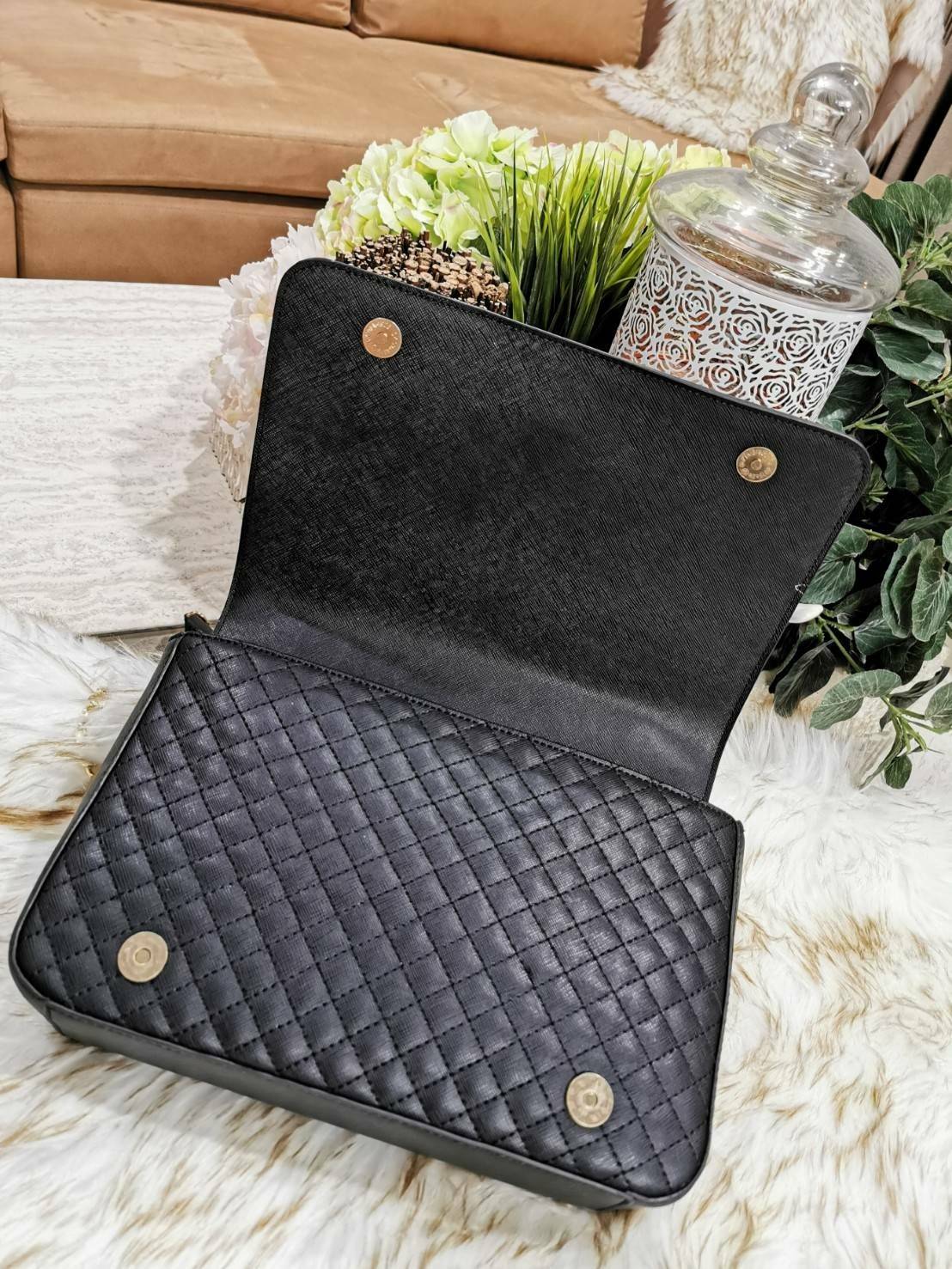 GUESS CROSSBODY BAG กระเป๋าสะพายรุ่นใหม่ล่าสุดทรงเหลี่ยมหนังสวยเดินเส้นลายตารางอยู่ทรงด้านหน้าประดับโลโก้ GUESS อะไหล่ทอง เปิดปิดด้วยฝาปิดกระดุมแม่เหล็ก ภายในมีฌลโก้และช่องซิป กว้างและจุใส่กระเป๋าสตางค์ใบยาว ของจุกจิกได้เยอะ สายสะพายโซ่ตมีที่รองบ่าจะเลื่อ