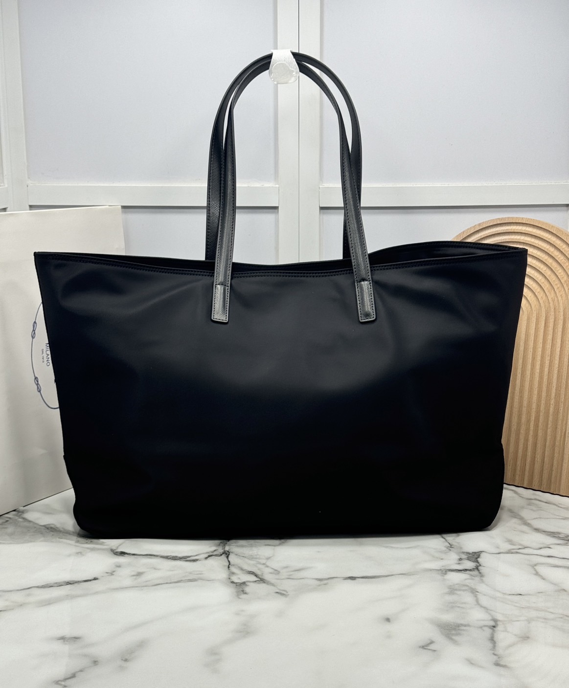 ORI หนังแท้ | Prada Re-Edition 1978 Tote Bag กระเป๋าสะพายทรงโท้ทใบใหญ่เรียบหรู งานผ้าไนลอนมีเสน่ห์เหนือกาล ดีเทลหนัง Saffiano หรูหราช่วยเติมเต็มแอกเซสซอรีที่มีพื้นที่ใช้สอยมากมายใบนี้ให้ลงตัว