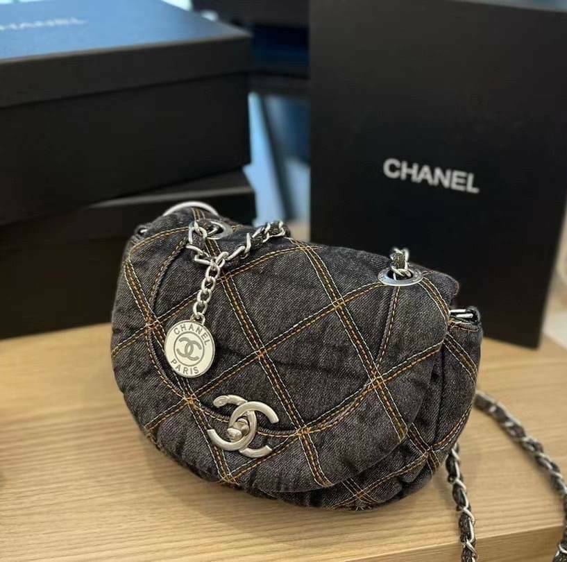 CHANEL 2022 COCO BEACH Denim Saddle bag / CHANEL Mini Flap Bag Denim Pearl Silver งานเดนิมน่ารักๆแบบเท่ๆ ไปเลยค่า พร้อมส่งที่ไทย จำนวนจำกัด สินค้าต้องมีติดตัวเลยค่าา! กระเป๋าคล้องไหล่หรือสามารถสะพายแบบครอสบอดี้ร์ได้ วัสดุเดนิมทั้งใบ สายสะพายแบบโซ่สวยงาม ข