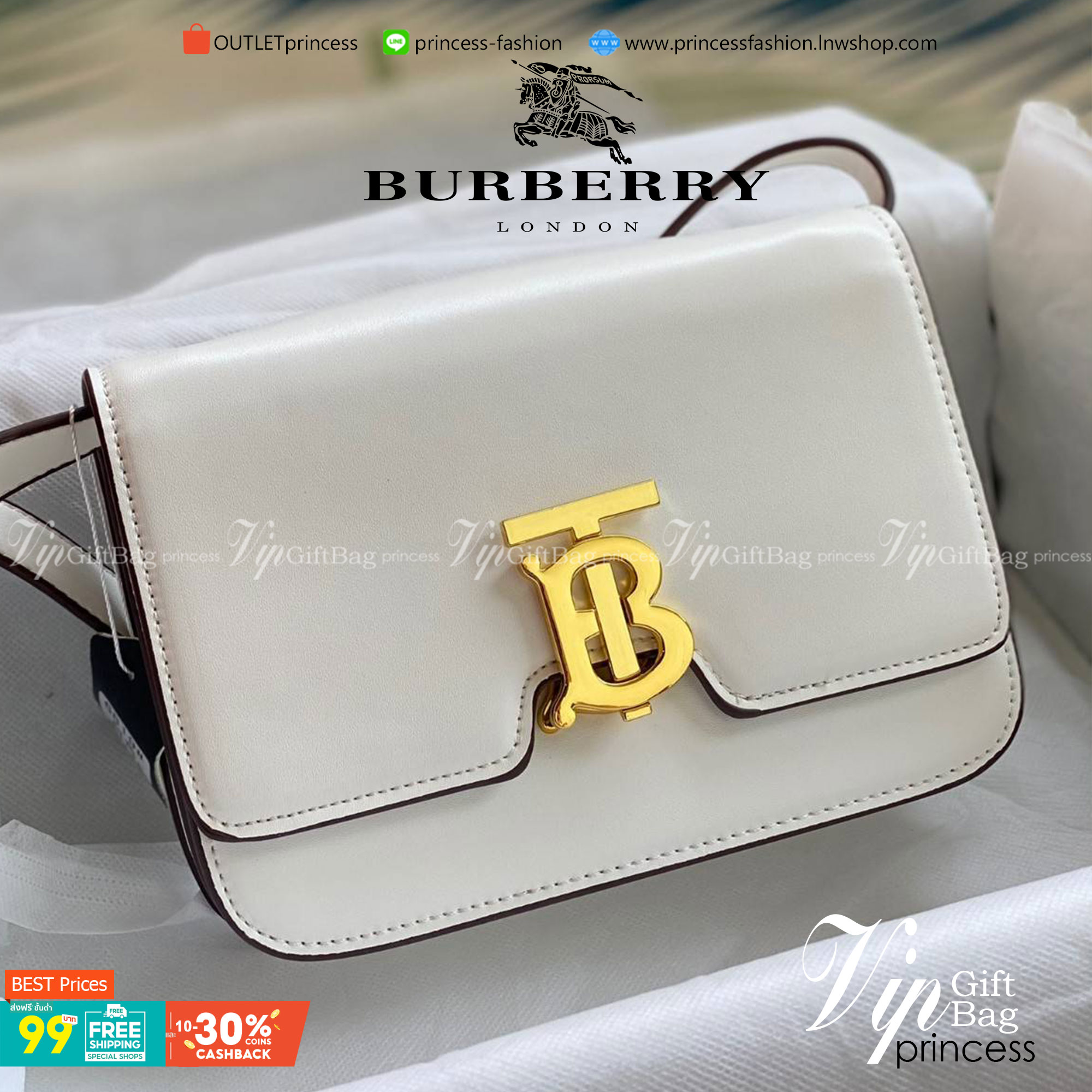 BURBERRY FRAGRANCES CROSSBODY BAG VIP GIFT WITH PURCHASE (GWP) กระเป๋าสะพายพรีเมี่ยมกิ๊ฟ Limited Edition จากน้ำหอม BURBERRY DUTY FREE วัสดุ Calfskin หนังเรียบสวยอยู่ทรงดีไซน์ยอดนิยมประดับโลโก้แบรนด์ทองด้านหน้า เปิดปิดด้วยฝาปิดสัญลักษณ์ตัวB ภายในมีช่องแบ่ง