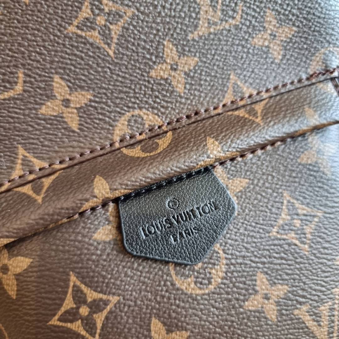 LV Backpack Size Small | สายสะพายเล็ก ถอดได้ LV palm springs New in!! เข้าแล้วกับไอเท็มยอดฮิต หรูหราพร้อม box set สุดสวย ที่สุดของความคุ้มค่า LV palm springs กระเป๋าแบ็คแพ็ค มาให้เลือก 2 ไซส์ ขายดี วัสดุหนังแคนวาสคุณภาพดี มีช่องซิปแบ่งสัดส่วน ใบเล็กสายวะพ