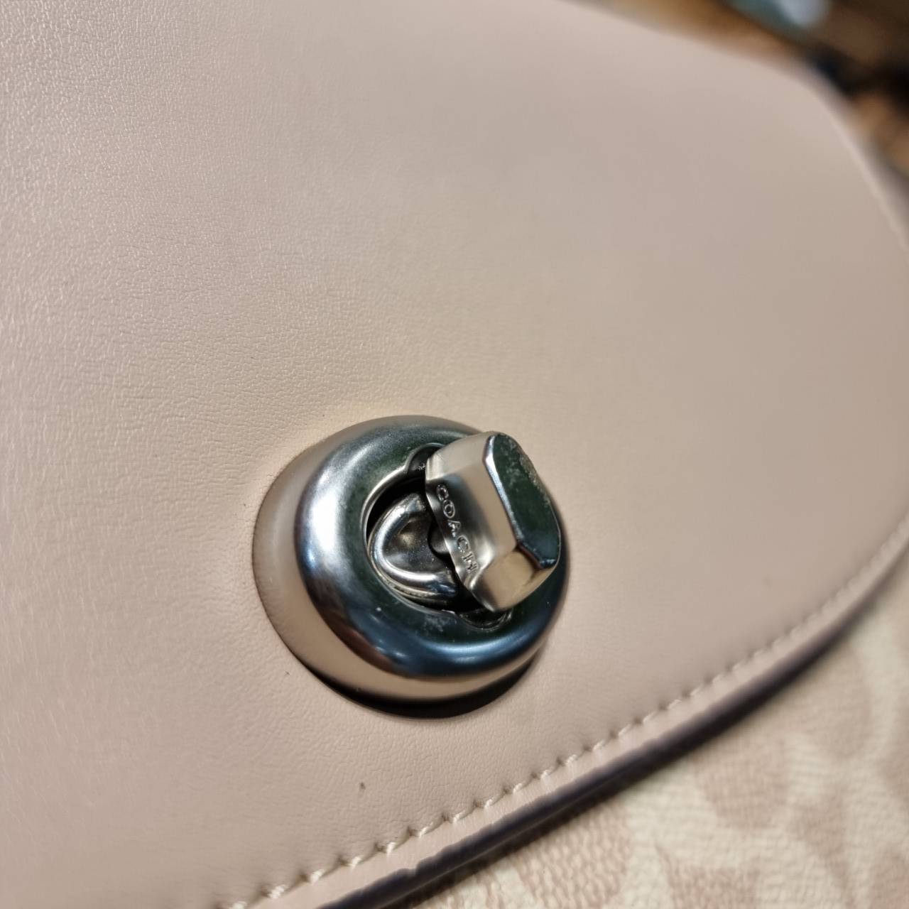 COACH 68349 CASSIE CROSSBODY IN SIGNATURE CANVAS เรียบหรู ดูดี ก็ต้องไอเท็มนี้ไม่อยากให้พลาด!! พาสเทลละมุนมากๆ สะพายแล้วดูแพงมากๆ สวยเลิศ กระเป๋าถือ/สะพายข้าง วัสดุหนังแคนวาสสลับหนังแท้ เปิด-ปิดด้วยตัวบิดล็อคแน่นหนา ภายในแบ่งสัดส่วนอย่างดี ใส่ของได้ครบสบา