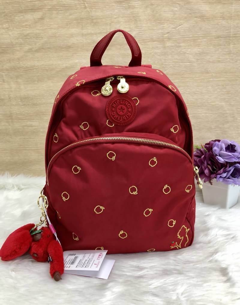 Kipling Disney’s Snow White Paola Satin S (Factory oem HK) กระเป๋าเป้รุ่นใหม่ วัสดุ nylon คุณภาพดี ช่องซิปด้านหน้า มี กระเป๋าลาย apple ปักรูปสโนว์ไวท์อถือแอปเปิ้ลสวย ช่องซิปหน้ากว้าง ใส่สัมภาระได้จุ เปิดปิดกระเป๋าช่องหลัก แบบซิปคู่ อะไหล่อย่างดี ภายในโล่ง