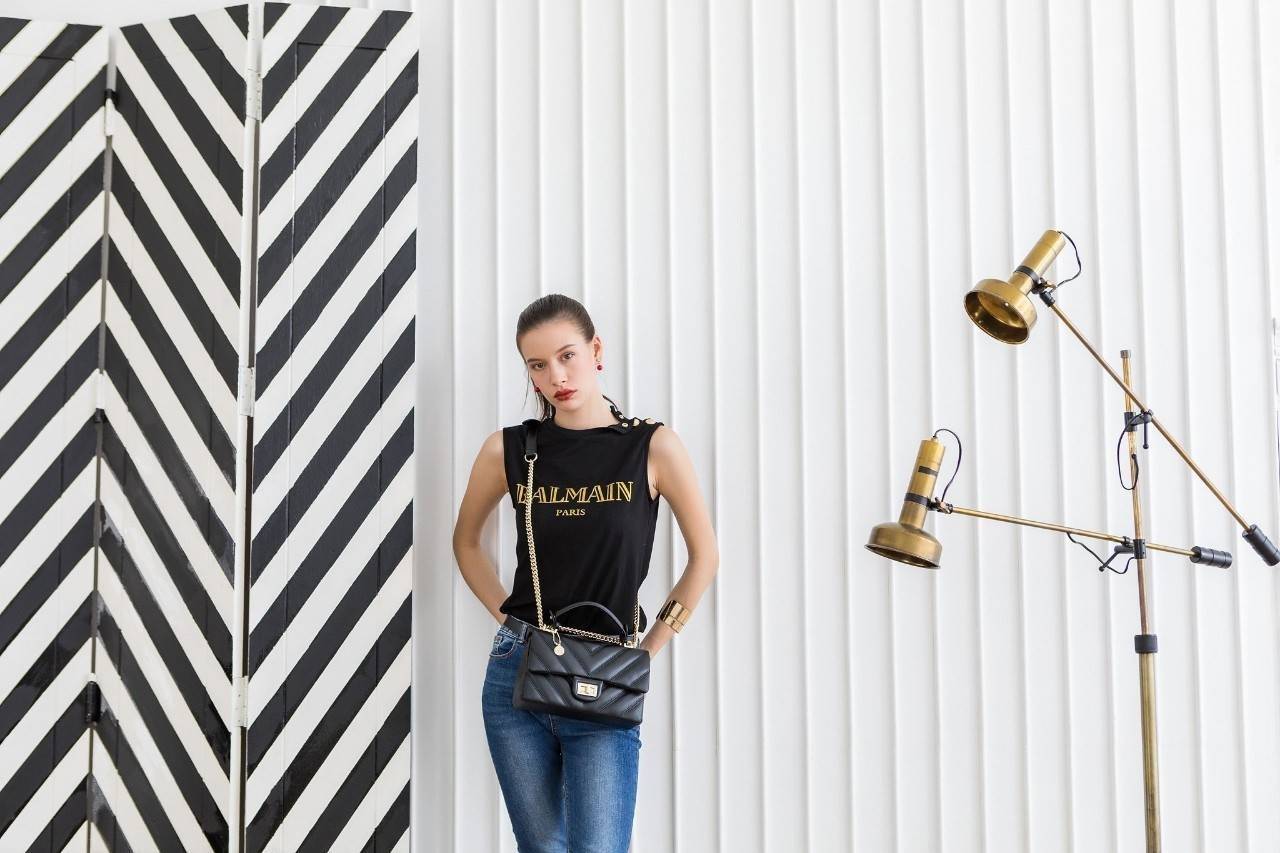 KEEP รุ่น coco chain handbag กระเป๋าทรงหรู รอบใหม่ ใช้หนัง Microfiber นิ่ม ฟู ตึงสวย ทนกว่าเดิมอยู่ทรง ใครชอบสไตล์นี้ห้ามพลาดนะคะ ใบนี้มีหูถือได้ ด้านในสีแดงสวย มีช่องแบ่งเก็บของหลายช่อง ด้านหลังมีช่องพิเศษสามารถใส่มือถือได้ค่ะ สายปรับ สั้น ยาวได้ ใบนี้ ค