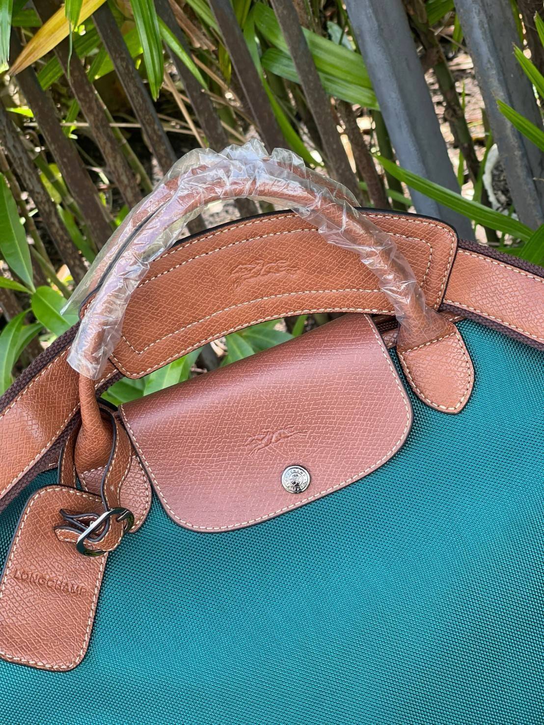 LONGCHAMP BOXFORD TRAVEL BAG L กระเป๋าเดินทางขนาดใหญ่ มาพร้อมสายสะพายที่สามารถถอดได้ ให้คุณเลือกสะพายไหล่หรือถือได้ มีซิปรูดเปิดปิดกระเป๋าที่ให้คุณมั่นใจได้ว่าคุณจัดเก็บไอเท็มของคุณได้อย่างมิดชิด บ็อคฟอร์ด (BOXFORD) สะท้อนความเป็นเอกลักษณ์ของแบรนด์ที่เปี่