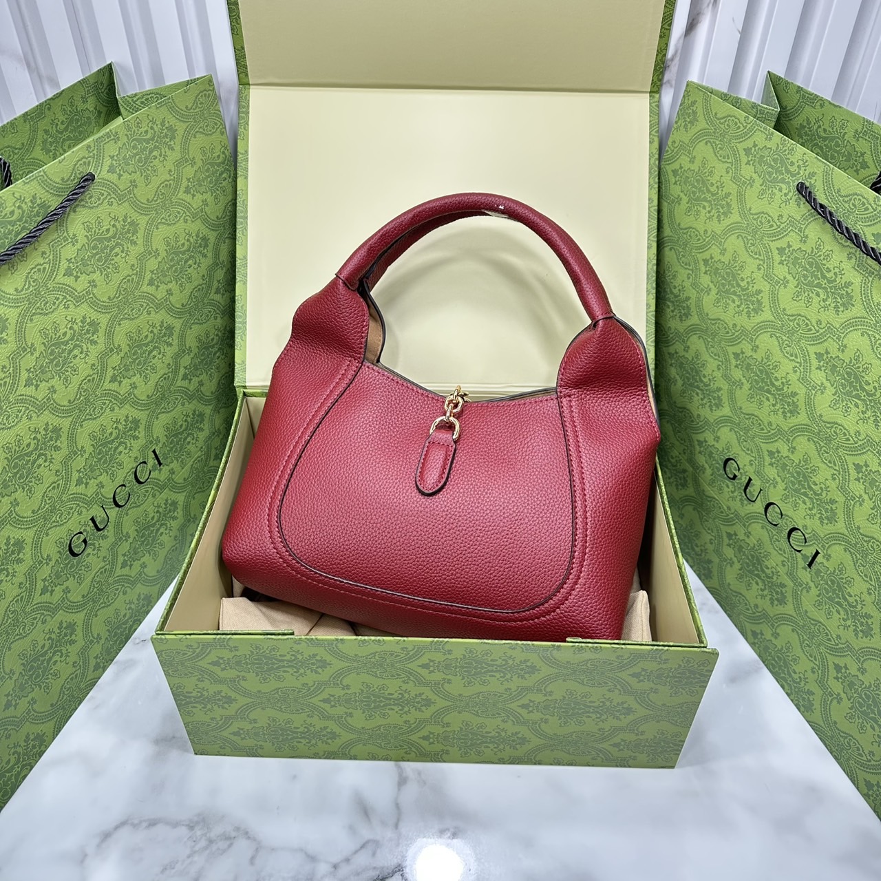 หนังแท้ | Gucci Softbit medium top handle bag โฉมใหม่ล่าสุด กับกระเป๋าสะพายรูปทรงใหม่เรียบหรูด้วยหนังลายเกรน ตกแต่งอะไหล่ Horsebit ครึ่งรูปขนาดใหญ่ด้านหน้าสวยหรูโดดเด่น สวยผู้ดี ดารา เซเลปใช้กันเพียบ