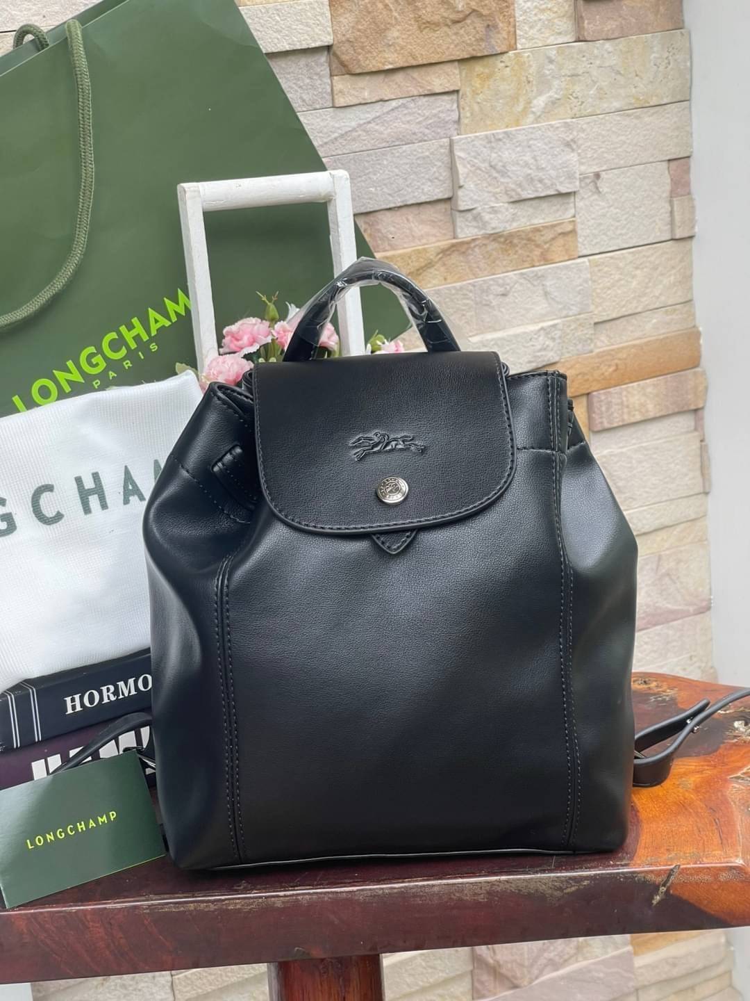 Longchamp Le Pliage Cuir Xs Leather Backpack แบรนด์ติดเทรนด์ตลอดไม่เคยเปลี่ยนกับ ทรง Le Pliage Cuir หนึ่งในตระกูลกระเป๋าสุดไอคอนิกจากแบรนด์ เมื่อรุ่น Le Pliage Cuir ในรูปแบบของหนังแกะ Metis ได้ถือกำเนิดขึ้นในปี 2012 เป้ที่มีการจัดการปรับดีไซน์ให้มีขนาดกำล