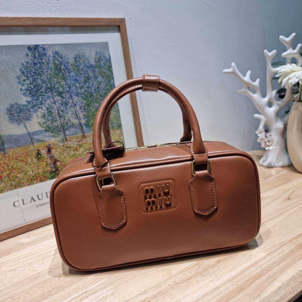 MIU MIU ARCADIE LEATHER BAG M, Geniş 27cm กระเป๋าถือ/สะพายสุดชิค น่ารักๆเก๋ๆ ดีไซน์เรียบแต่มากมีอยู่จริง สวยดูแพง