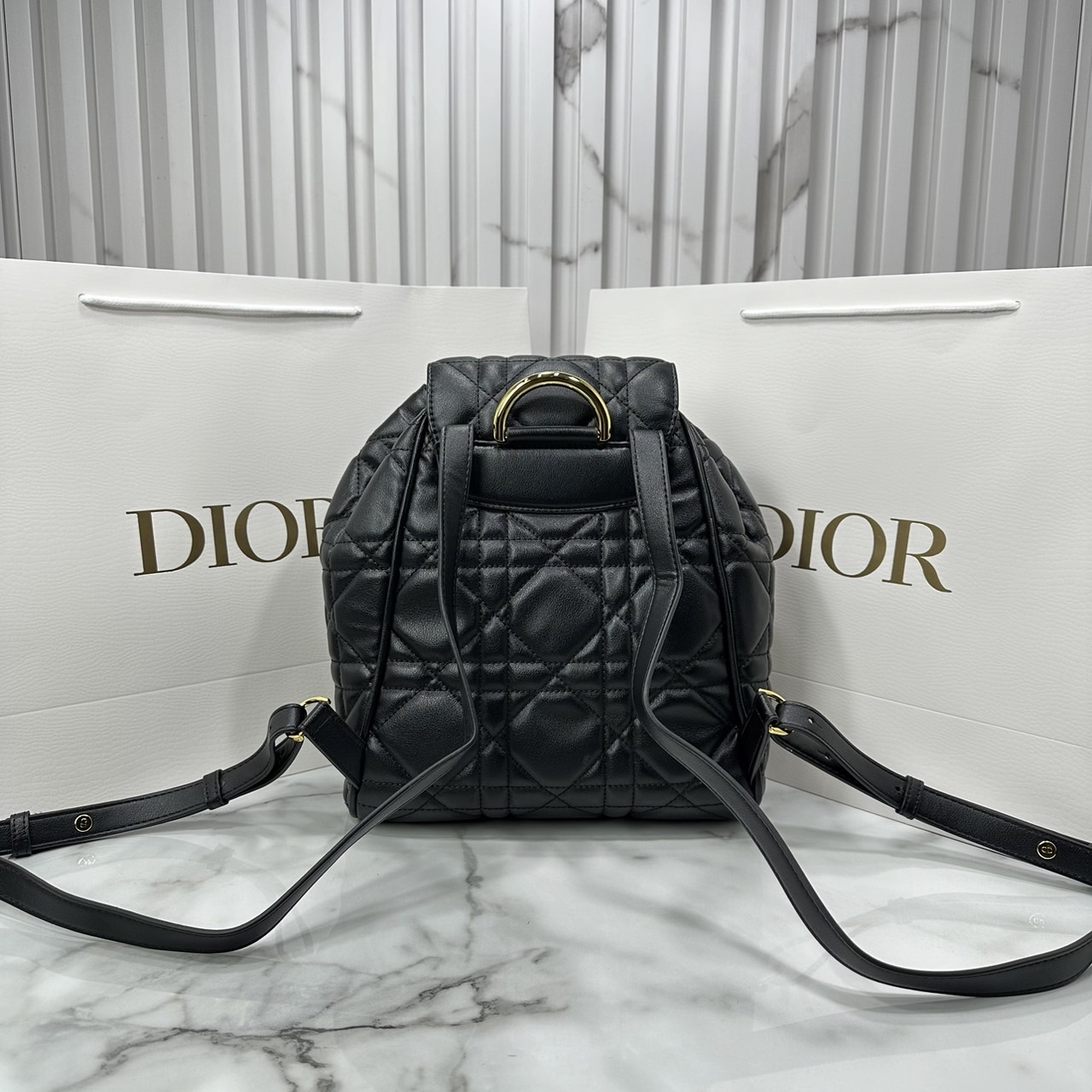 DIOR Medium Dior Caro Backpack Biscuit Macrocannage Leather กระเป๋าเป้สะพายหลังคาโร Cruise 2025 งานหนังเต็มใบ ดีไซส์ทันสมัยและสง่างาม ขนาดกลางใช้งานง่าย 🤍 สินค้าเกรดออริจินอล 1:1 หนังแท้ สลับแท้