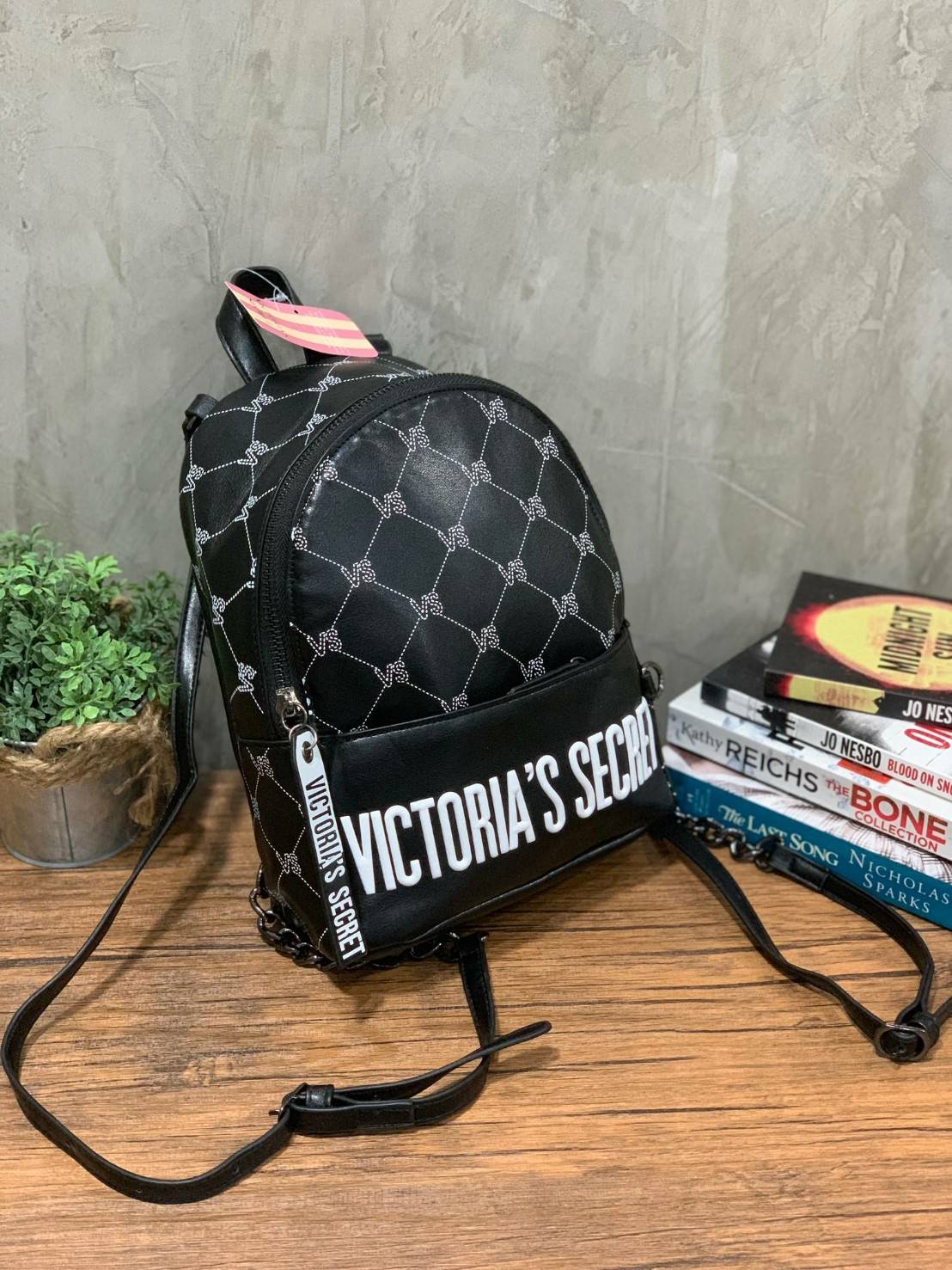 VICTORIA'S SECRET Monogram Mini Citypack กระเป๋าเป้รุ่นใหม่ ดีไซน์สวยเรียบหรู วัสดุหนังเรียบลาย Monogram Cool ขนาดกลางกำลังดี ใส่มินิไอแพค กระเป๋าสตางค์ยาวได้ น้ำหนักเบา เปิดปิดด้วยซิปเดียวหางซิปยาวสกรีนโลโก้แบรนด์ สายสะพายโซ่ต่อหนังแบบเข็มขัดปรับระด