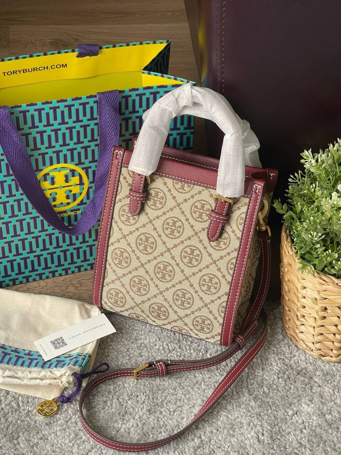 Tory burch t monogram jacquard mini tote ลวดลายT monogram ด้วยโลโก้สุดไอคอนนิคของแบรนด์ โดดเด่นด้วยกราฟฟิคและดีไซน์ ออกมาในหลายรูปแบบหลายคอลเลคชั่น แต่ละคอลเลคชั่นสวยหรูไม่แพ้กัน ทรงมินิโท้ท ขนาดกำลังดี ใช้งานง่าย ก็เป็นอีกหนึ่งรุ่นที่ทันยุคทันสมัยที่สาวๆ