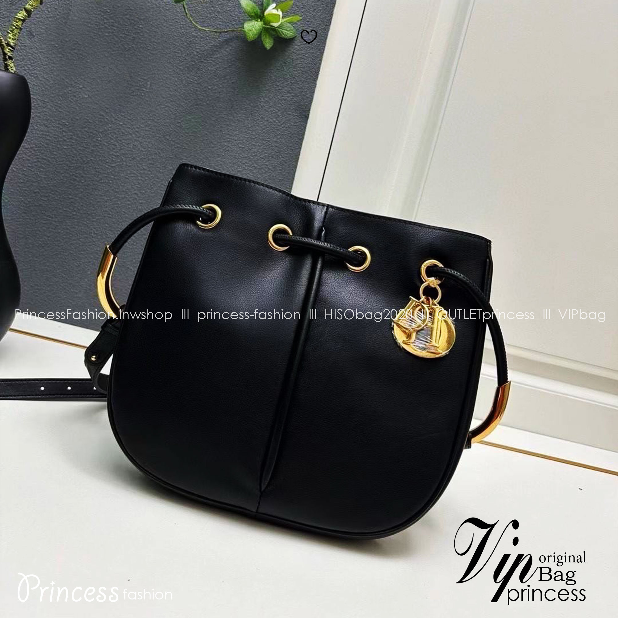 Dior Nolita Bag กระเป๋าสะพายทรงโท้ทรุ่นใหม่ สวยหรูเป็นเอกลักษณ์ตามแบบฉบับแบรนด์ มาพร้อมสายสะพายยาว ขนาดกำลังน่าใช้ ภายในโล่งกว้างจุของได้เยอะ สวยทันสมัยเหนือกาลเวลาต้องยกให้ใบนี้เลยค่ะ