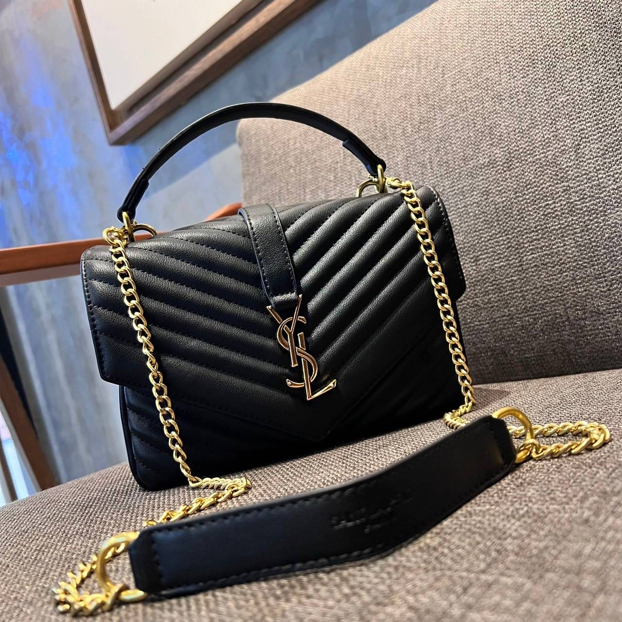 Yves Saint laurent crossbody boutique vip bag กระเป๋าสะพายไหล่ ดีไซน์ทรงสวยหรู พิเศษ แถมฟรี พวงกุญแจห้อยอะไหล่สีทอง ดูแพงไปหมดจริงๆไอเท็มนี้ วัสดุหนังสังเคราะห์ เปิด-ปิดด้วยกระดุมแม่เหล็ก ภายในโล่งกว้าง มาพร้อมหูจับในตัว และสายสะพายครอสบอดี้ที่สามารถถอดออ