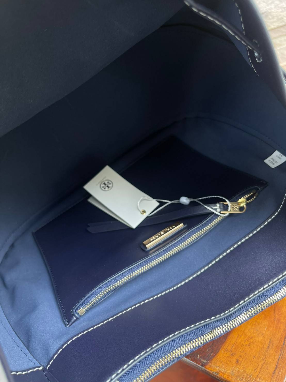 Tory burch t monogram jacquard drawstring hobo อีกหนึ่งคอลเลคชั่นจาก T monogrameที่ออกแบบมาในรูปทรงกระเป๋า hobo เป็นกระเป๋าที่มีพื้นที่เยอะในการจัดเก็บสิ่งของได้อย่างดีเยี่ยม ลวดลายสีสันของกระเป๋าทอลายแบบแจ๊คการ์ดอย่างประณีต สะท้อนให้เห็นถึงกลิ่นอายงานฝีม