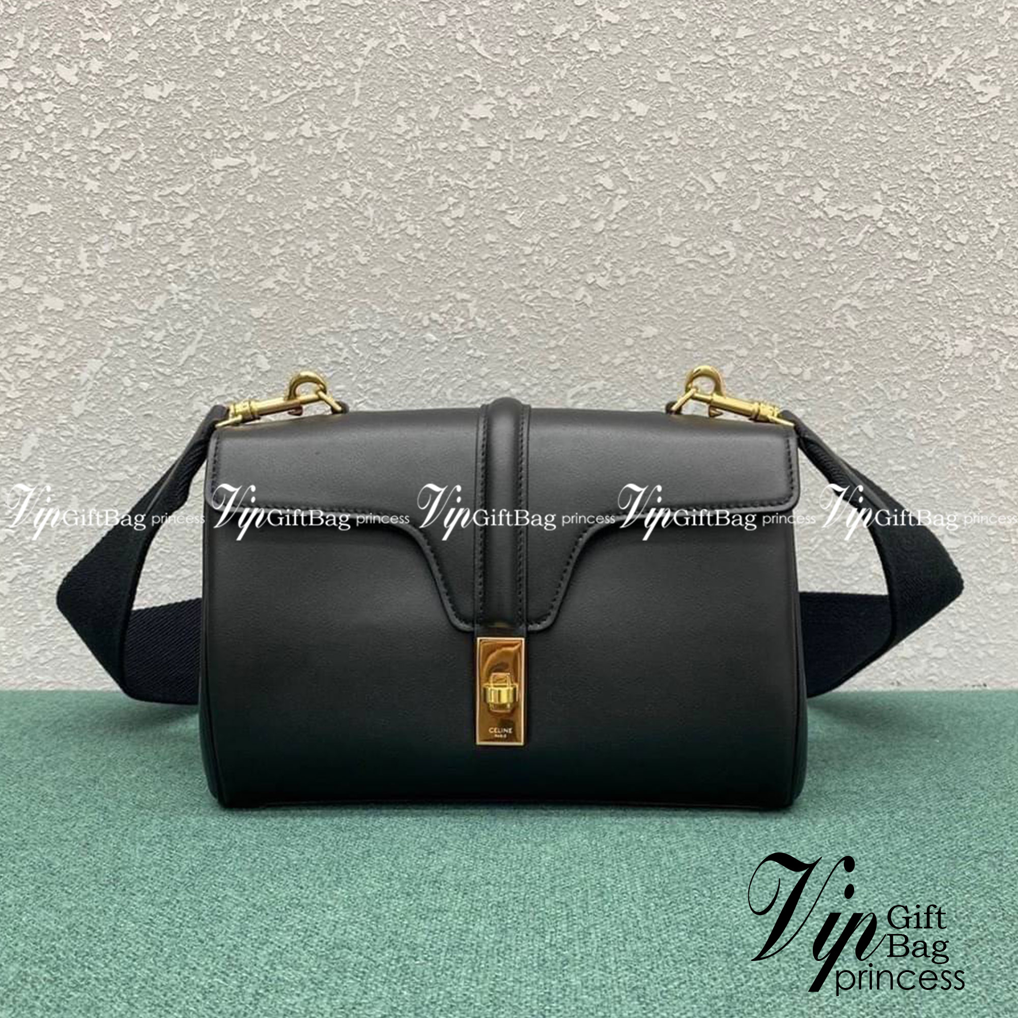 CELINE Teen Soft 16 In Smooth Calfskin / CELINE TRIOMPHE CROSSBODY BAG กระเป๋าสุดเรียบง่ายคงความสไตล์เซลีนเป็นอย่างดี ดีไซน์สวยหรูสุดคลาสสิคหนังเรียบสวยอยู่ทรงเปิดปิดด้วยฝาปิดล๊อคบิดโลโก้แบรนด์อะไหล่ทองวิ้งๆภายในมีช่องแบ่งเป็นสัดส่วนและมีช่องซิปหัวซิปแบรน
