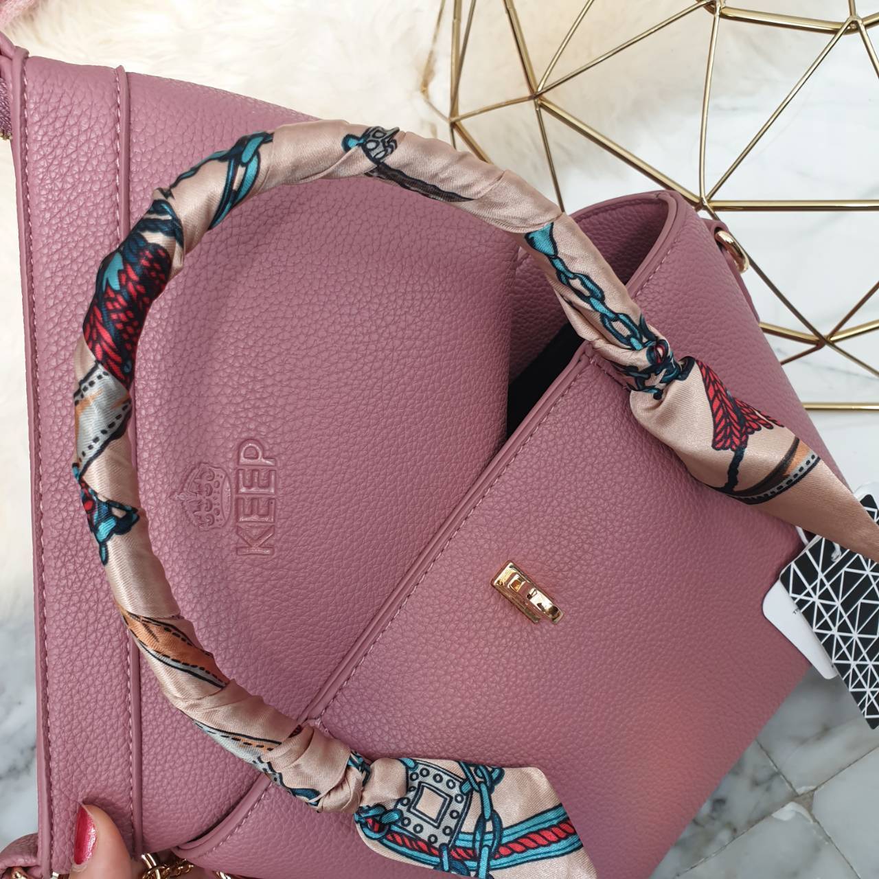 กระเป๋าทรงน่ารักๆ รับ Summer นี้เลยค่า KEEP ‘ Basket ‘ Handbag > ทรงน่ารัก (ราคานี้แถม ปอมๆ และผ้าพันหูกระเป๋าให้ 2 ผืน เข้า Set ) > มีใบเล็กด้านใน ให้อีก 1 ใบ สามารถเอาออกมาใช้สะพายได้ ( เหมือนซื้อ1ได้2 ) >น้ำหนักเบา ใบเล็กกะทัดรัด เหมาะกับ Summ