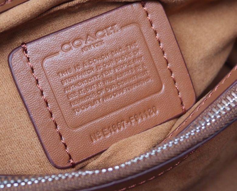 Coach Disney X Tilly Top Handle In Signature with Dalmatian Blossom/Light Khaki Multi Coated Canvas Satchel กระเป๋าถือและสะพายข้างรุ่นลิมิเตด คอลเลคชั่น Disney น่ารักมากค่ะ ใส่กระเป๋าสตางค์ใบยาวได้