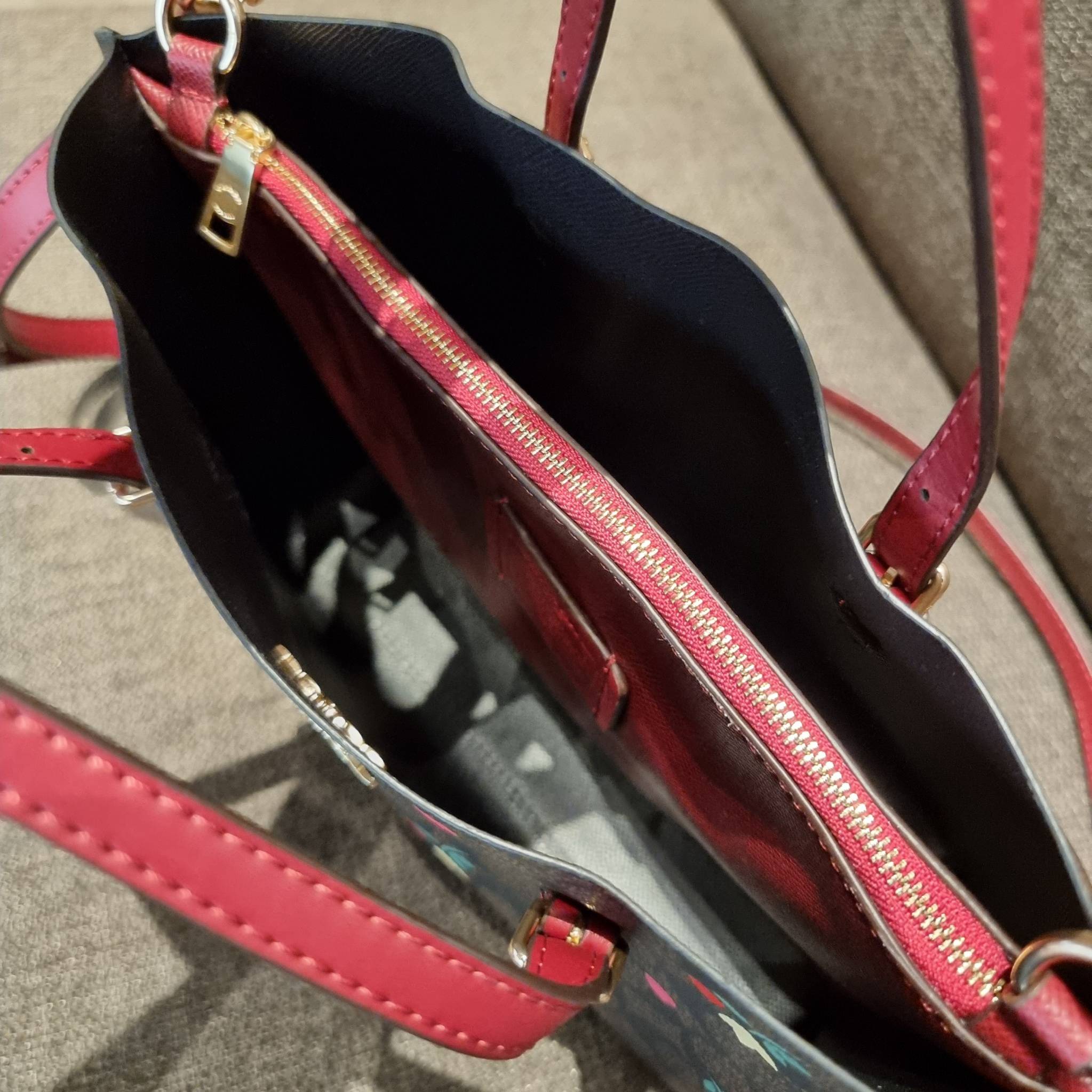 COACH C4250 MOLLIE TOTE 25 IN SIGNATUE CANVAS WITH HEART FLORAL ดีไซน์ใหม่ล่าสุด กระเป๋าโท้ทไซส์เล็กที่สาวๆต่างก็ต้องปักใจรัก รอบนี้น้องถูกเติมแต่งลวดลายดอกไม้ เพิ่มดีเทลความน่าใช้ไปอีก วัสดุหนังแคนวาส ทนทาน ภายในโล่งกว้าง มีช่องซิปกลางใส่ของได้ ขนาดกำลัง