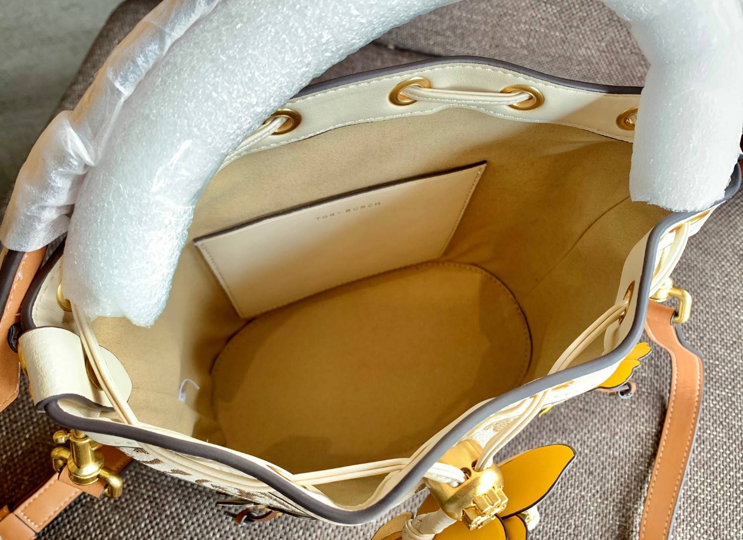 สวยโดดเด่น แต่แฝงความร่วมสมัยค่ะ! TORY BURCH CASUAL STYLE 3WAY LEATHER PURSES ELEGANT CROSSBODY((88963)) 🌼🌼🌼 พร้อมส่ง ห้ามพลาดเลยจริงๆค่ะ! กระเป๋าทรงถัง วัสดุ Jacquardทอล่ยแบรนด์+ขอบหนังแท้ เพิ่มดีเทลแบบถุกเข้ามาได้สวยโดดเด่น สะดุด