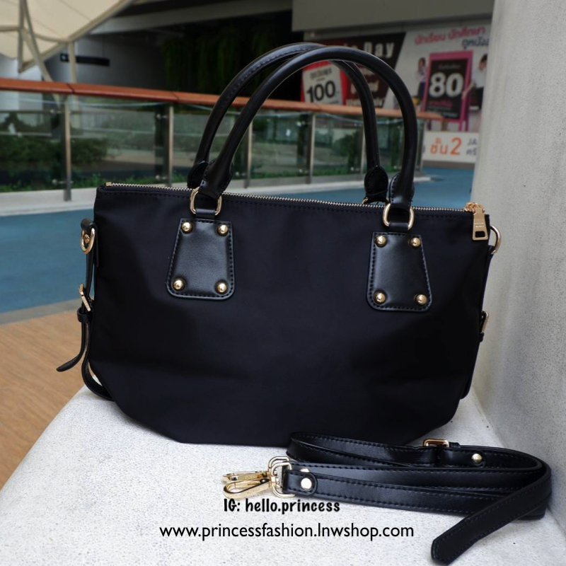 งานพรีเมี่ยมกิ้ฟ รุ่น Limited edition ค่า กระเป๋าเอนกประสงค์ จากแบรนด์ PRADA เป็น กระเป๋าผ้าไนล่อน ตามแบบฉบับของแบรนด์เลย หลงรักเลยคะ สะพายไหล่ได้ ถือก็สวยๆ มีสายยาวค่ะ ใช้แล้วสวยมากๆคุ้มเกินราคารับประกันค่ะ Must have !!