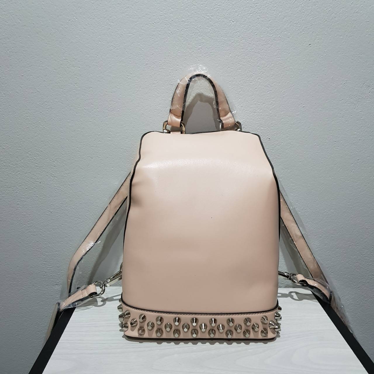 CHARLES & KEITH BACKPACK กระเป๋าเป้สพาย รูปทรงน่ารัก แต่งหมุดให้ look เท่ห์ในตัว ใส่ของได้เยอะ มีซิปเปิดปิดทั้งสองข้าง และกระดุมแม่เหล็ก สวยหรูน่าใช้มากค่ะ