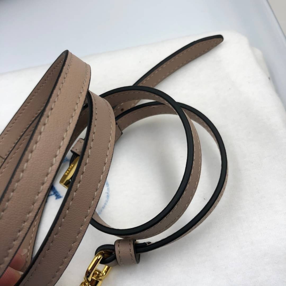 VIP 】หนังแท้ Prada Panier Bag Medium Saffiano Leather พร้อมส่งที่ไทย กระเป๋าสะพายข้างทรงบัคเก็ต จุของได้เยอะมาก เรียบแต่หรู ต้องใบนี้เลยค่าา