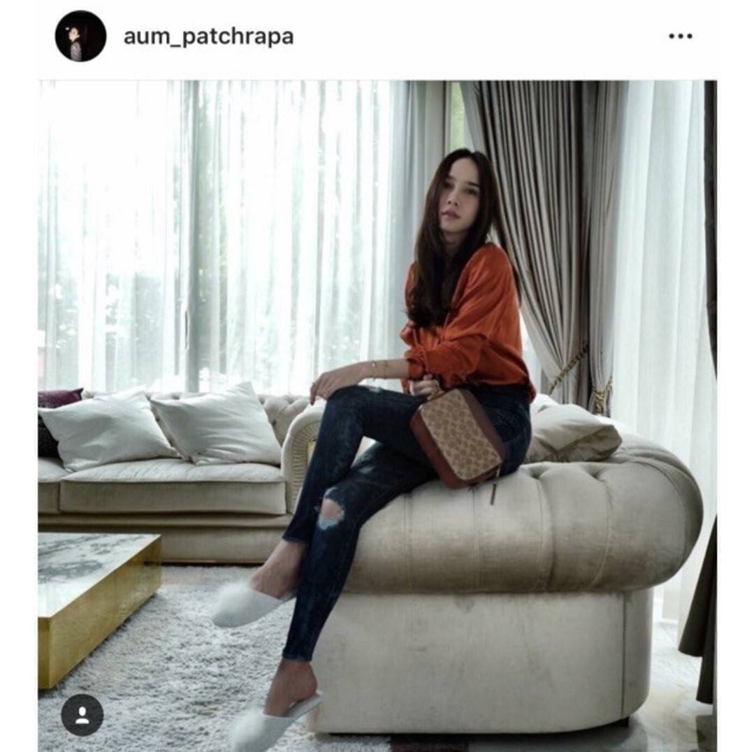 COACH 31208 CAMERA BAG IN SIGNATURE CANVAS รุ่นหายาก กระเป๋า crossbody ทรงกล่องสวยหรู ดีไซน์ลงตัว สีแทนรัสท์โดดเด่น วัสดุหนังแคนวาสเคลือบลาย ตัดด้วยอะไหล่ทองเหลือง สวยเข้ากันสุดๆ!! เปิด-ปิดกระเป๋าด้วยซิปพวงหนัง ภายในโล่งกว้าง ใส่ของสำคัญได้ครบ ใบนี้ใบเดีย