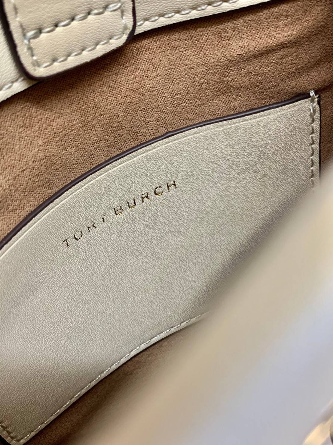 สีใหม่ล่าสุด ผู้ดีมาเลยยจ้าา จำนวนจำกัด! TORY BURCH T MONOGRAM CONTRAST EMBOSSED MINI TOTE 🥂พร้อมส่ง มาอัพลุคให้ดูดีไปพร้อมๆกัน กับกระเป๋าทรงTote ที่ไม่ว่าวันไหนๆ ใบนี้เอาอยู่เลยค่ะ