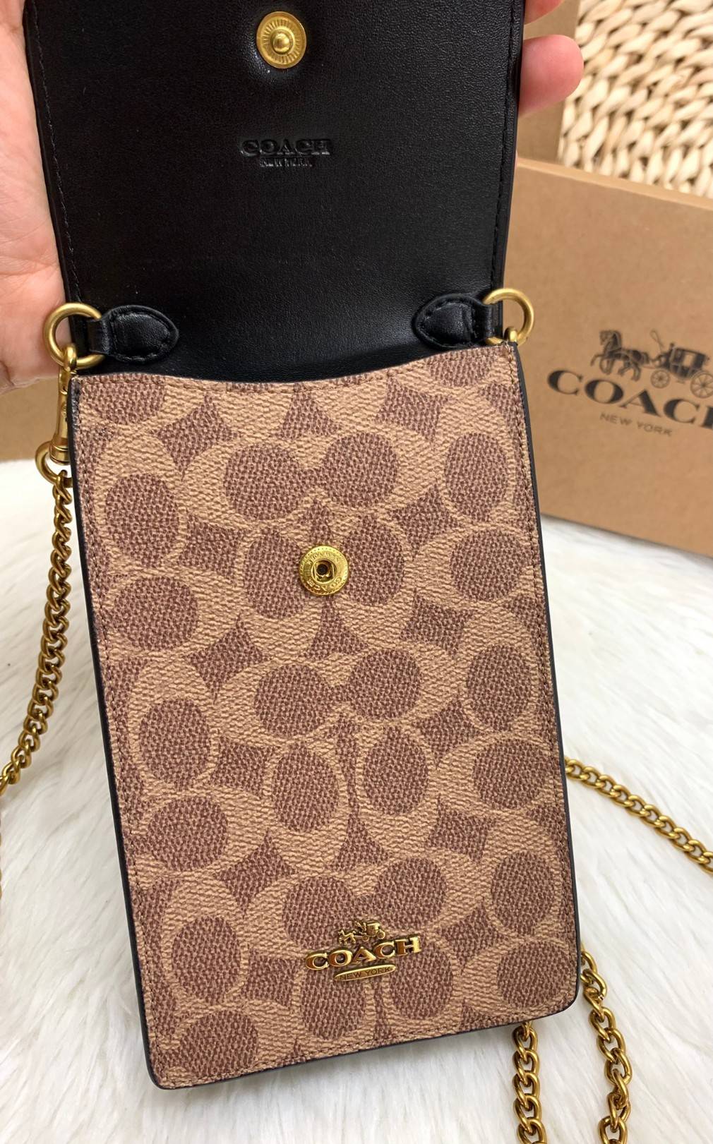 COACH PHONE CASE CROSSBODY BAG ((73486//76988//76357//39955//91046)) COACH NORTH/SOUTH CROSSBODY IN SIGNATURE CANVAS กระเป๋าใส่โทรศัพท์รุ่นนี้ มีความโดดเด่นทั้งดีไซน์และคุณสมบัติในการใช้งาน ด้วยลวดลายที่มีซิกเนเจอร์เป็นเอกลักษณ์แล้ว ด้านหลังยังมีช่องใส่กา