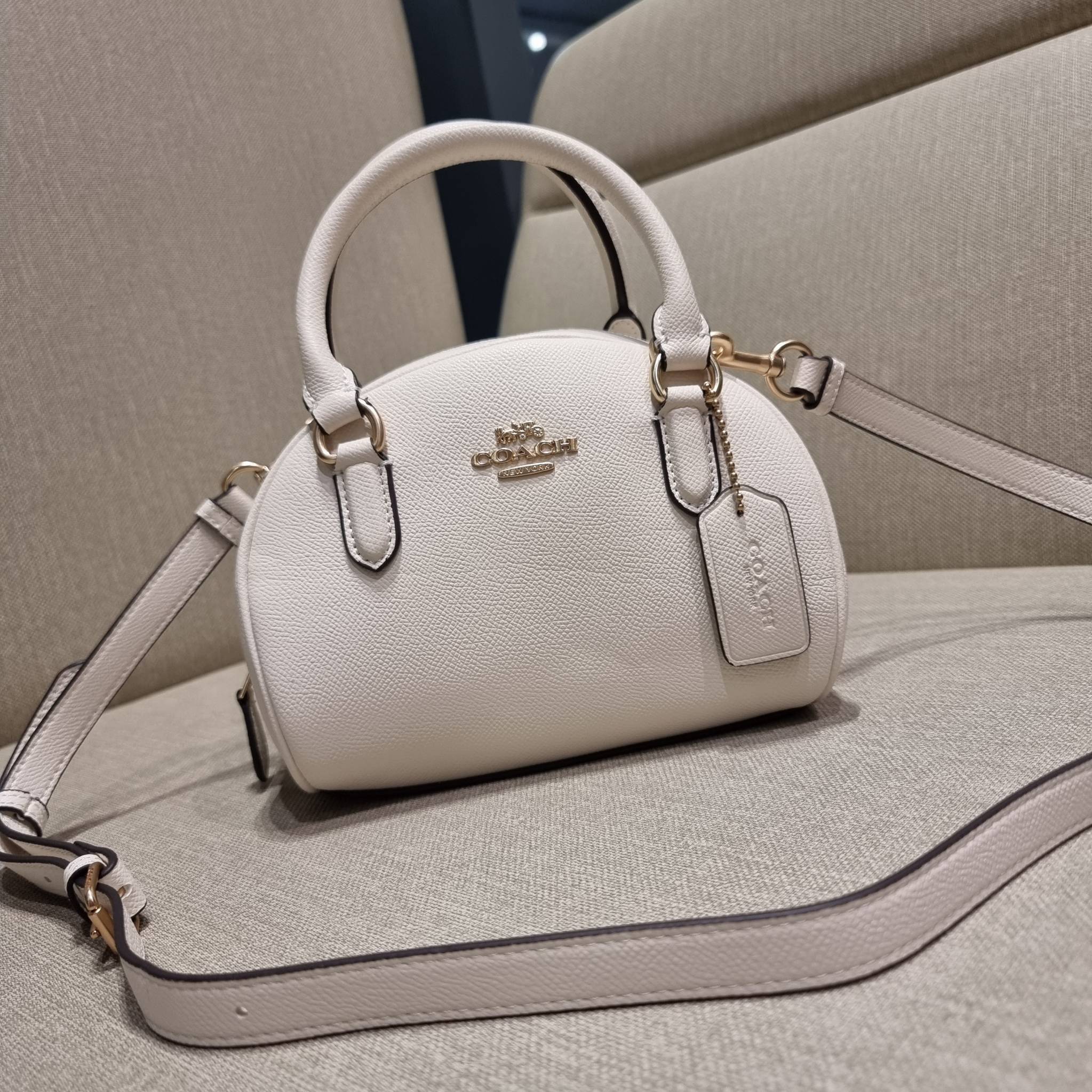 COACH SYDNEY SATCHEL BAG CA202 CA591 CB596 ใหม่ล่าสุด กับคอลที่สาวๆต้องหลงรัก กระเป๋าสะพายทรง satchel ที่มีรูปทรงดึงดูดสายตา สวยแรกเห็น วัสดุหนัง crossgrain พร้อมหูจับในตัว เปิด-ปิดด้วยซิป ภายในโล่งกว้าง ขนาดกำลังดี มีสายครอสให้ ปรับได้ตามชอบ ใบจริงลูกคุณ