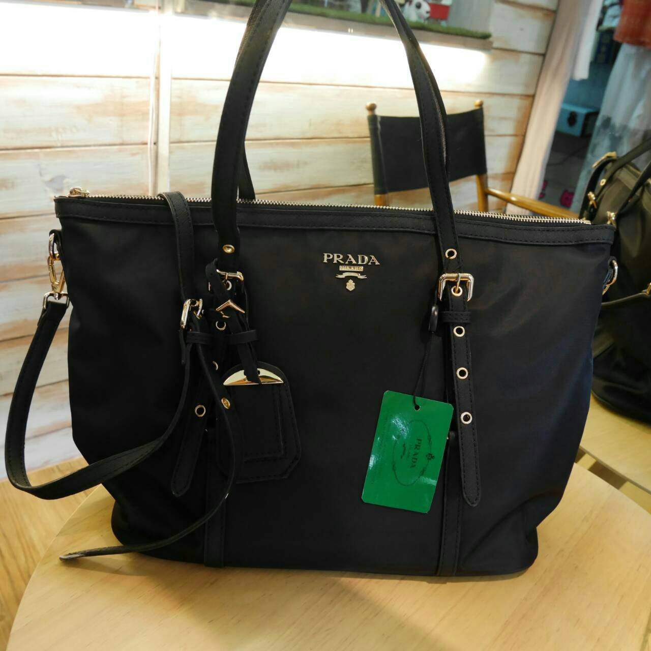 กรี้ดดด งานใบใหญ่ **ใส่ของจุใจ ก้มาน้าาา งานพรีเมี่ยมกิ้ฟ จากเคาเตอร์ต่างประเทศคะ จากแบรนด์ PRADA เป็น กระเป๋าผ้าไนล่อน ตามแบบฉบับของแบรนด์เลย หลงรักเลยคะ สะพายไหล่ได้ ถือก็สวยๆ ใช้แล้วสวยมากๆ ใส่ของได้เยอะเว่อร์ คุ้มราคา ห้ามพลาดเลยคะ!