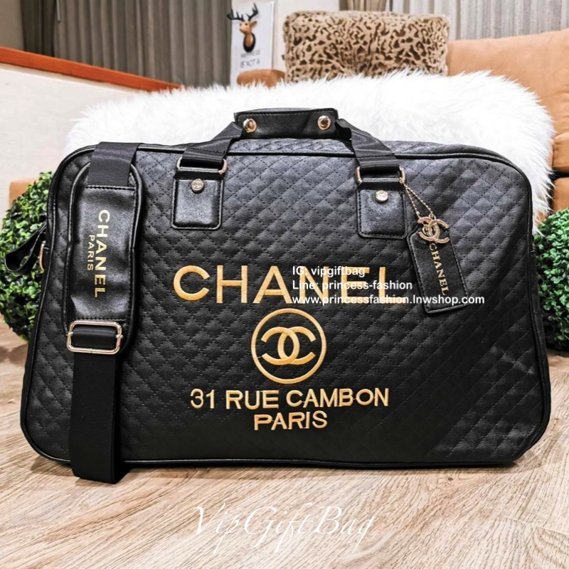 Chanel VIP Gift Large Travel Bag กระเป๋าใบใหญ่ Gift With Purchase (GWP) รุ่นใหม่ล่าสุด Limited Edition พรีเมี่ยมกิ๊ฟของเเท้จาก Chanel Counter ดีไซน์ทรงเหลี่ยมวัสดุหนังลายตารางเนื้อหนาสีดำกันนำ้ดูแลรักษาทำความสะอาดง่าย เปิดปิดด้วยซิปสะดวกใช้ ใบใหญ่จุใจ น้ำ