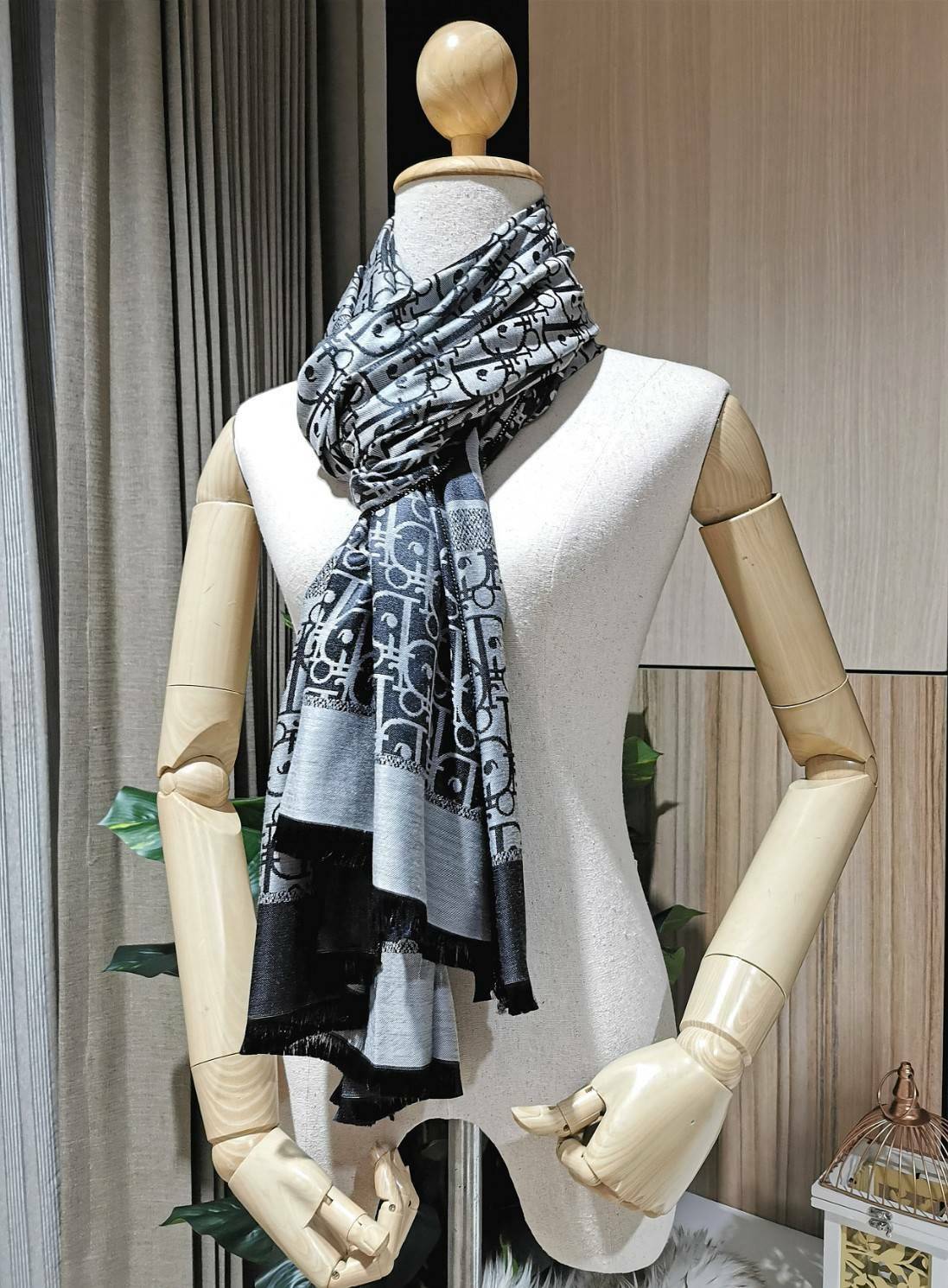 มาตามคำเรียกร้อง! พร้อมส่ง! CHRISTIAN DIOR LOGO MONOGRAM PRINTED SILK SCARF (LARGE) ผ้าพันคอผ้าคลุมไหล่ผืนใหญ่ลายโลโก้โมโนแกรมสวยหรูสุดคลาสสิค วัสดุผ้าไหมอย่างดี เนื้อนิ่ม ทิ้งตัว มีน้ำหนัก เนื้อผ้าดีมากๆๆค่ะไม่หนาจนเกินไปทำให้สามารถใช้ได้ในทุกสภาพอากาศ จ