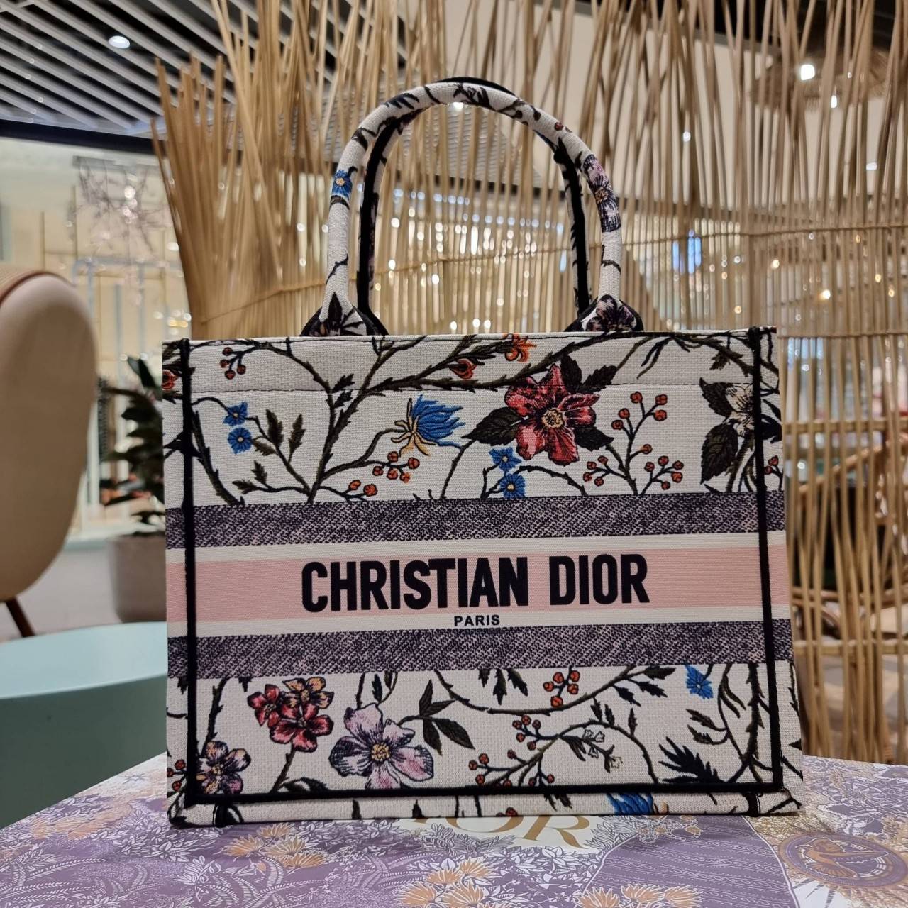 VIP 】HOT ARRIVAL!! DIOR CD SHOPPING BAG WITH GWP กระเป๋าทรงช้อปปิ้งใบใหญ่ จุใจ!! พรีเมี่ยมกิ๊ฟรุ่นดับเบิ้ลฮอต ดีไซน์คลาสสิควินเทจ สวยหรู วัสดุผ้าแคนวาสลายกราฟฟิค ภายในโล่งกว้างมากๆ ใส่ของจุสุดๆ โน้ตบุ้ค ไอแพด กระเป๋าสตางค์ มือถือ หรือเสื้อผ้ายังได้ สะพายค