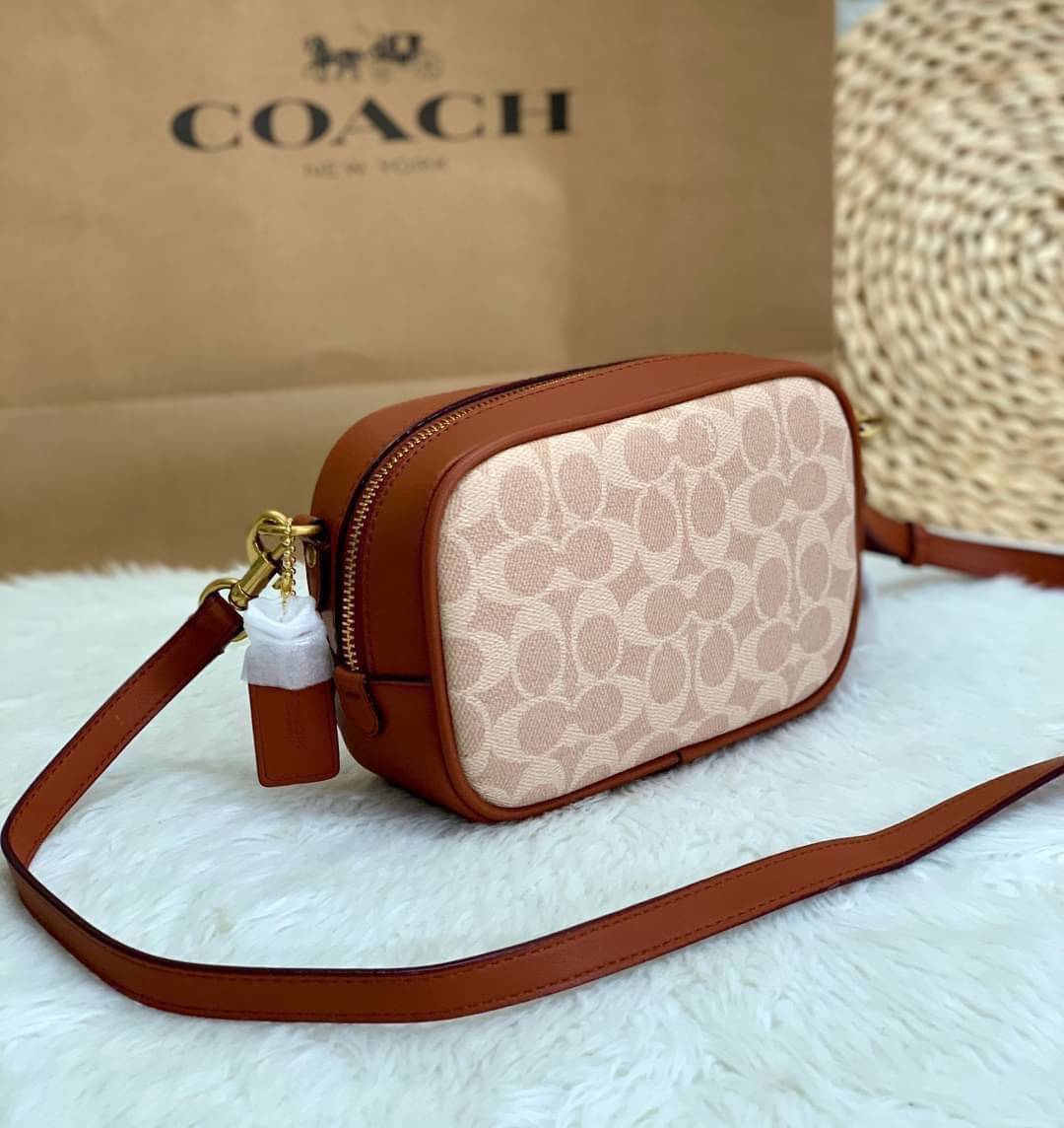 COACH Coated Canvas Signature Camera Bag 16 | Tan Rust (1025) เคลียร์สต๊อคมีไม่มากนะคะ! พร้อมส่งค่ะ! กระเป๋าทรงกล่อง pvc หนังนิ่มค่ะ เปิดปิดกระเป๋าแบบซิป ภายในสามารถใส่มือถือได้ทุกรุ่น;กระเป๋าเงินใบกลางได้;ของอื่นๆได้จุค่ะ;มีช่องซิปและช่องเล็กให้ใส่ของจุก