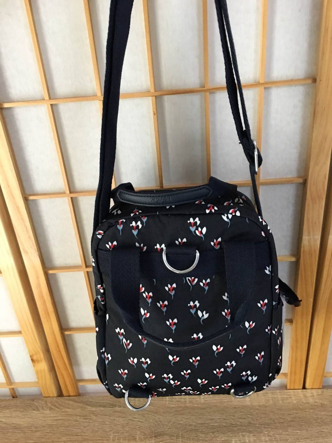 Kipling Mini Backpack K12688 กระเป๋าขนาดมินิ ใช้งานได้ถึง 3 แบบ ปรับเป็นเป้สะพายหลัง สะพายข้าง และมีหูหิ้ว ลวดลายสวยน่ารัก มีช่องเก็บหลายช่องแยกเก็บของจุกจิก ด้านข้างมีช่องโล่งไว้ใส่ขวดน้ำหรือของที่ต้องหยิบใช้บ่อยครั้ง สะพายได้กับสาวทุกลุคเลยค่ะ ไม่ควรพลา