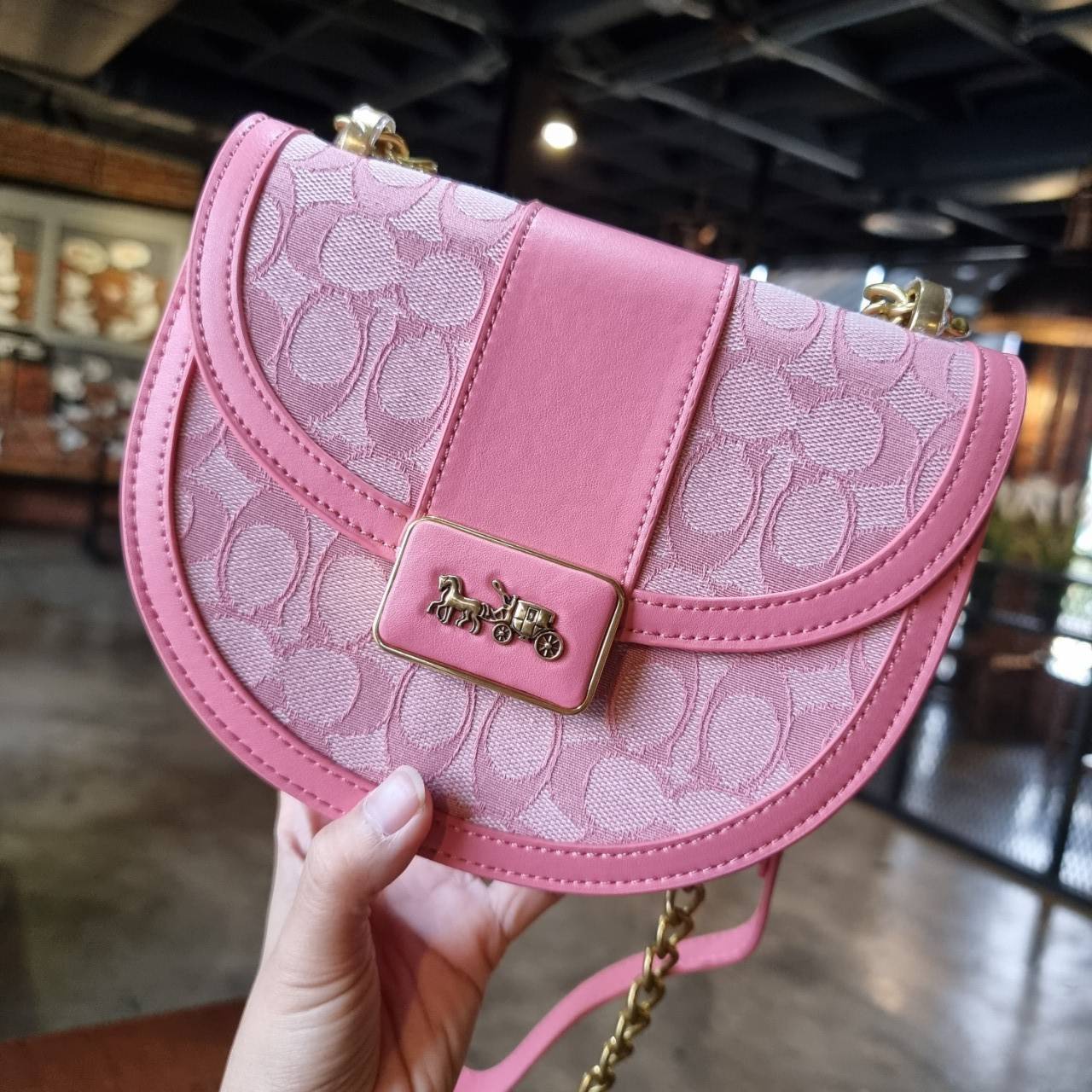 COACH ALIE SADDLE BAG JACQUARD IN SIGNATURE ((C4694//C3464)) พร้อมส่งที่ไทย รุ่นใหม่ล่าสุดค่ะ! กระเป๋าสะพายข้าง//ครอสบอดี้ร์//หรือทบสายคู่สะพายไหล่ได้ค่ะ วัสดุJacquard+หนังแท้ ได้สวยงามลงตัวมากๆ เปิดปิดกระเป๋าแบบกดล็อค มีอะไหล่โลโก้แบรนด์โดดเด่นปนคลาสสิค